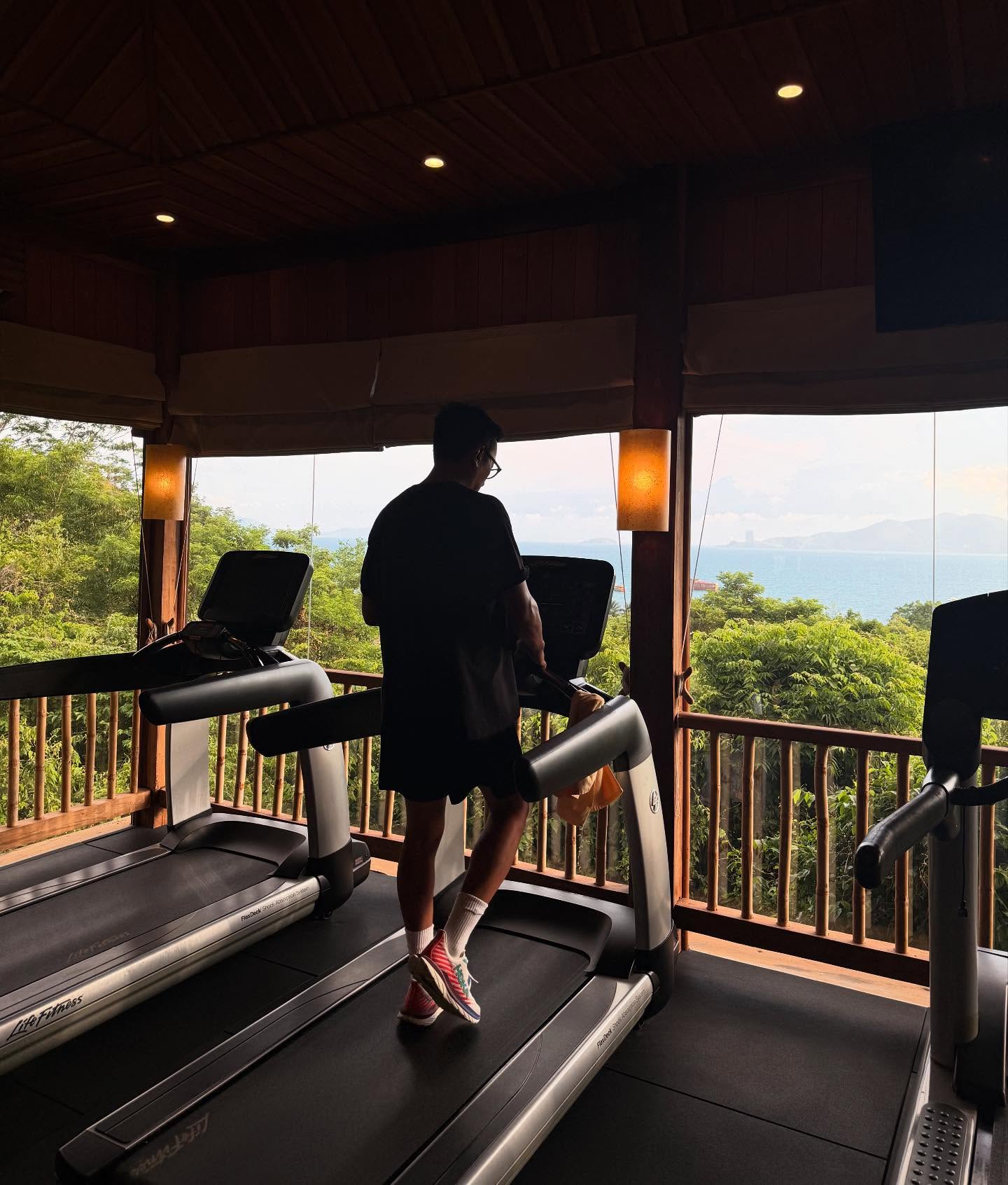 누구보다 뜨겁게
정우형의 여름을 책임지는 3켤레의 신발 ✨👟
정우형의 일상 속 여름나기 비밀 병기 아이템 알아보기.
1. 호카 마하 5
러닝머신 위에서도 스타일을 포기하지 않는 정우형의 선택은 호카의 ‘마하 5’입니다. 퍼포먼스를 위한 경량성과 쿠셔닝, 그리고 현대적인 실루엣까지 갖춘 이 모델은 ‘러너의 명품’이라 불립니다.
2. 뉴발란스 530
작업실에서 크리에이티브한 에너지를 뿜어내는 그의 발끝에는 언제나 뉴발란스 ‘530’이 있습니다. 2000년대 러닝화를 재해석한 레트로 무드는 복잡한 작업 공간에서도 존재감을 잃지 않으며, 뛰어난 통기성과 편안한 착화감으로 장시간의 작업에도 무리가 없습니다.
3. 아디다스 레트로피 E5
골프장에서 잠시 여유를 즐기는 순간에도 스타일을 놓치지 않습니다. 아디다스 ‘레트로피 E5’는 클래식한 러닝화의 실루엣을 현대적으로 재해석한 모델로, 레트로 감성과 테크웨어 요소가 녹아있습니다. 이미지2