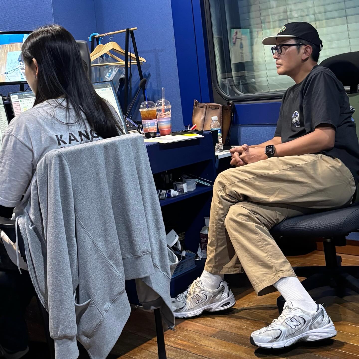 누구보다 뜨겁게
정우형의 여름을 책임지는 3켤레의 신발 ✨👟
정우형의 일상 속 여름나기 비밀 병기 아이템 알아보기.
1. 호카 마하 5
러닝머신 위에서도 스타일을 포기하지 않는 정우형의 선택은 호카의 ‘마하 5’입니다. 퍼포먼스를 위한 경량성과 쿠셔닝, 그리고 현대적인 실루엣까지 갖춘 이 모델은 ‘러너의 명품’이라 불립니다.
2. 뉴발란스 530
작업실에서 크리에이티브한 에너지를 뿜어내는 그의 발끝에는 언제나 뉴발란스 ‘530’이 있습니다. 2000년대 러닝화를 재해석한 레트로 무드는 복잡한 작업 공간에서도 존재감을 잃지 않으며, 뛰어난 통기성과 편안한 착화감으로 장시간의 작업에도 무리가 없습니다.
3. 아디다스 레트로피 E5
골프장에서 잠시 여유를 즐기는 순간에도 스타일을 놓치지 않습니다. 아디다스 ‘레트로피 E5’는 클래식한 러닝화의 실루엣을 현대적으로 재해석한 모델로, 레트로 감성과 테크웨어 요소가 녹아있습니다. 이미지4