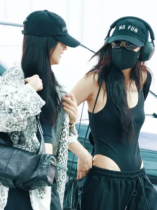 난리난 제니 바디수트룩🖤🔥뭔데??
올 블랙으로 시크한 공항룩✈️😎 뭐하나 놓칠게 없는 핵심 4가지
오늘 파리로 출국한 제니, 화제의 바디수트룩 정보들입니다.
1. 스킴스 핏츠 바디수트
제니는 라운드 넥 라인을 따라 쇄골과 어깨선을 드러내며 절제된 관능을 보여줍니다. 단독 착용만으로도 충분히 힘 있는 이 아이템은, 미니멀한 실루엣에 블랙 컬러를 더해 전체 룩의 중심을 이룹니다.
2. 락케이크 나일론 스냅 조거 팬츠
상체 라인을 타이트하게 강조한 제니는 여유 있는 조거 팬츠를 매치해 균형감을 살렸습니다. 하이웨이스트로 시선을 끌어올리고, 텍스처와 볼륨을 더한 바디수트 슬림함을 더욱 부각시키는 연출입니다.
3. 노아이디어엘티디 볼캡
K-팝과 함께 주목받는 신예 브랜드 ‘노 아이디어 LTD’의 볼캡을 깊게 눌러 써 얼굴 윤곽을 강조했습니다. 구조적 실루엣과 로고 디테일이 블랙 스타일링에 캐주얼함을 부여했습니다.
4. 소니 WH-1000XM5 무선 노이즈 캔슬링 헤드폰
제니는 블랙 룩에 WH-1000XM5 헤드폰을 더해 상체 코디에 힘을 주었습니다. 하이넥 없이도 목선을 안정감 있게 채우며, 트렌디한 무드를 자연스럽게 더한 연출입니다. 이미지