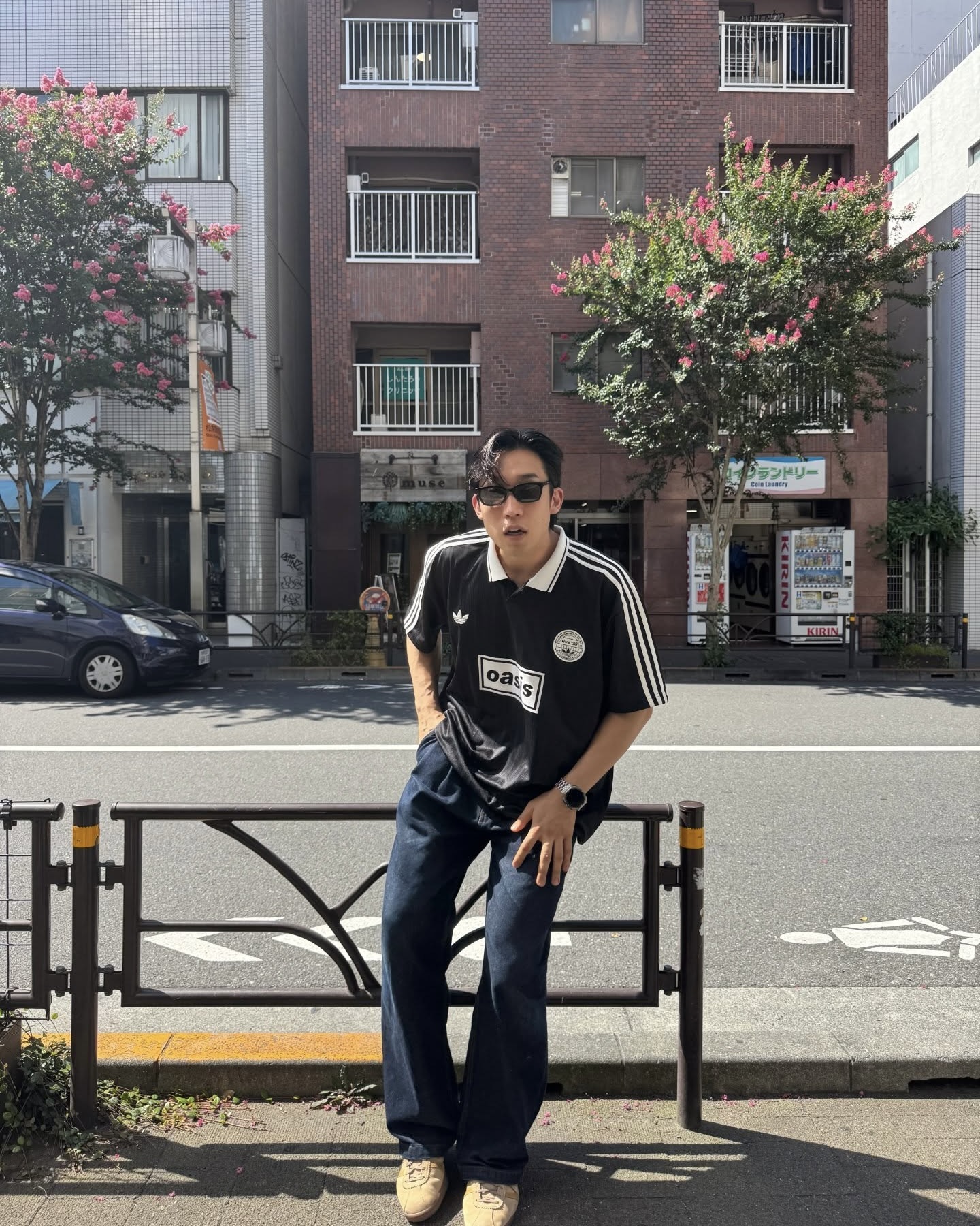 스트릿 감성을 한가득 담았다⁠
이번 주말 데이트에 참고할 만한, 이상이의 반팔 티셔츠 픽 3가지 👕⁠
⁠
폭넓은 연기 스펙트럼처럼 다양한 스타일을 선보이는 배우 이상이. 그의 사진 속 엿볼 수 있는 반팔 아이템을 세 가지를 알아보겠습니다.⁠
⁠
1. 아디다스 x 오아시스 투어 자카드 저지⁠
음악보다 축구를 더 좋아한다는 밴드 오아시스와의 협업답게, 빈티지한 축구 유니폼에서 영감을 얻은 실루엣과 카라 디자인이 특징입니다. 밴드의 로고 그래픽을 통해 트렌디한 블록코어 스타일을 연출했습니다.⁠
⁠
2. 칼하트 윕 스톤 콜드 티셔츠⁠
화이트 베이스 위에 유쾌한 그래픽 아트워크가 시선을 사로잡는 티셔츠입니다. 니트 비니와 스카프, 헤드폰을 착용한 스톤의 위트 있는 조합은 브랜드 특유의 자유롭고 개성 넘치는 스트릿 무드를 제공합니다.⁠
⁠
3. 칼하트 윕 89 링거 티셔츠⁠
레트로한 무드가 매력적인 링거 티셔츠입니다. 넥라인과 소매에 버건디 컬러로 포인트를 주었습니다. 가슴 부분의 로고는 브랜드의 아이덴티티를 더하며, 편안한 데일리 아이템으로 활용하기 좋습니다.⁠ 이미지