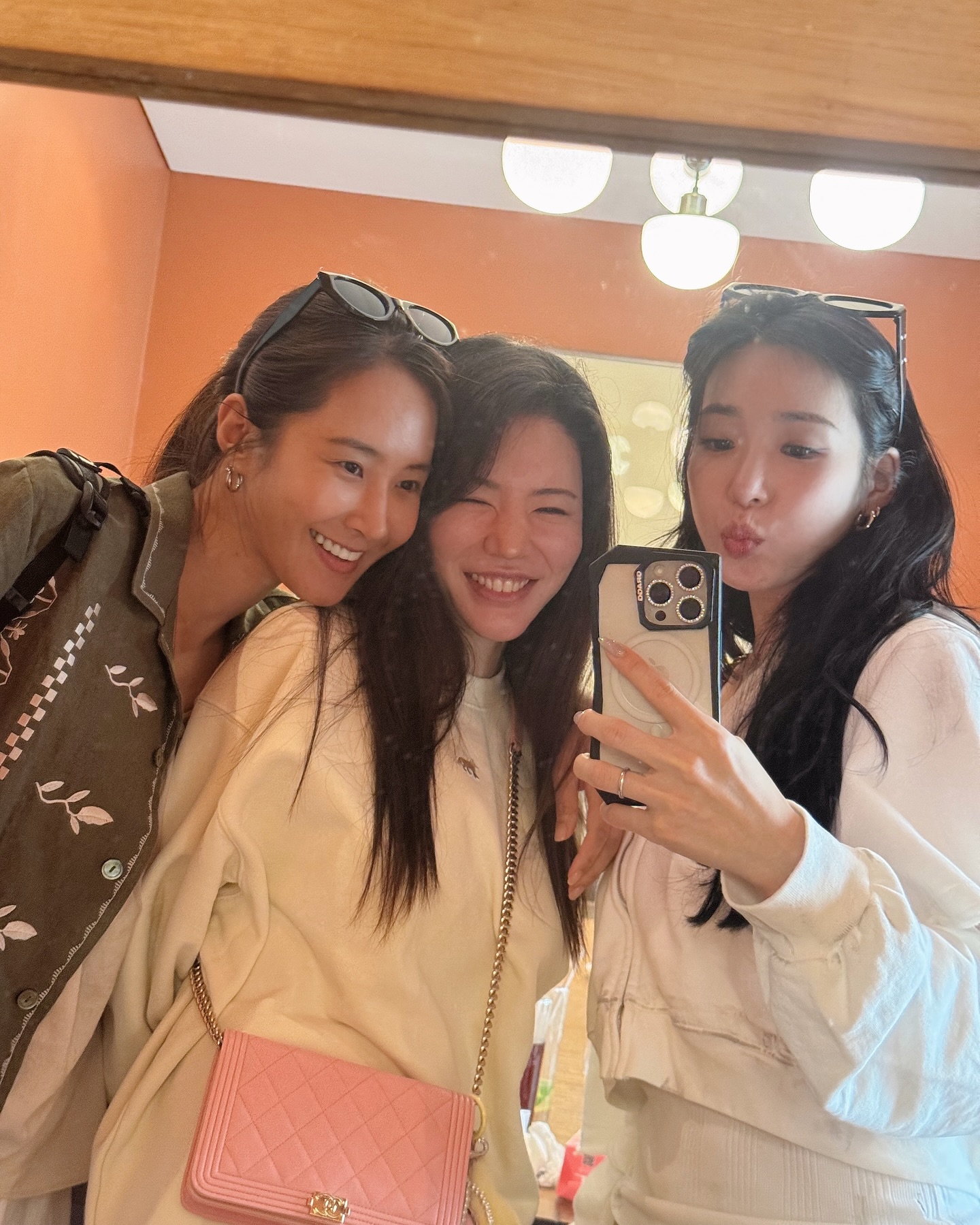 티파니 생일에 소녀시대 완전체🎂 
데뷔 18주년, 찐친력 만랩 소시😎 나도 이런 우정 갖고싶다🎀 이미지9