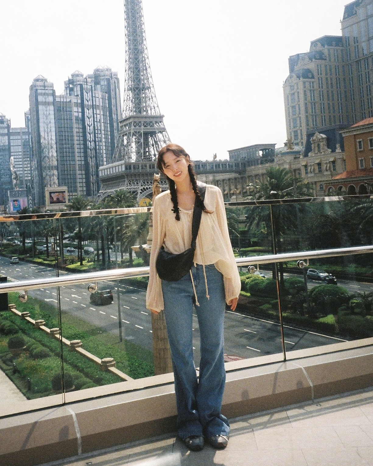 크로스백 메면 내 손도 프리패스🆓
양손은 자유롭게🙌🏻🤳🏻 폰 사용까지 편해지는 크로스백, 겟하세요

셀럽들의 명품 크로스백 4가지를 참고해서 데일리백 장만하세요.

1. 구찌 오피디아 수프림, 270만 원대
기은세가 든 미니백은 보스턴백을 연상시키는 클래식한 실루엣에 GG 모노그램 패턴이 빈티지한 감성을 더해 트렌디한 무드를 완성합니다. 셔츠, 원피스, 청바지 등 다양한 스타일과 매치해도 자연스럽고 세련된 느낌을 자아내는 아이템입니다.

2. 미우미우 마테라쎄 나파 가죽 숄더 백, 290만 원대
장원영이 든 가방은 고급 나파 가죽에 섬세한 퀄팅 디테일로 입체적이고 풍부한 질감을 자랑합니다. 메탈릭한 하드웨어 장식으로 한층 돋보이게 합니다. 키치룩부터 여성스러운 룩까지 다양하게 잘 어울리는 아이템입니다.

3. 더 로우 부어스 클러치 가죽 백, 220만 원대
고현정이 화제를 모은 클러치백은 미니멀리즘을 극대화한 디자인으로 부드럽고 은은한 텍스처가 느껴지며, 루시드 처리로 유연한 실루엣을 완성했습니다. 캐주얼부터 스트릿 룩까지 폭넓게 소화 가능한 우아하면서도 세련된 분위기를 만들어줍니다.

4. 르메르 크루아상백, 180만 원대
채수빈이 맨 크로스백은 자연스러운 광택과 독특한 쉐입이 돋보이는 세련된 디자인으로 절제된 우아함과 모던한 감성이 조화를 이루는 아이템입니다. 블라우스와 부츠컷 청바지, 포멀룩까지 스타일리시하게 소화할 수 있는 아이템입니다. 이미지7