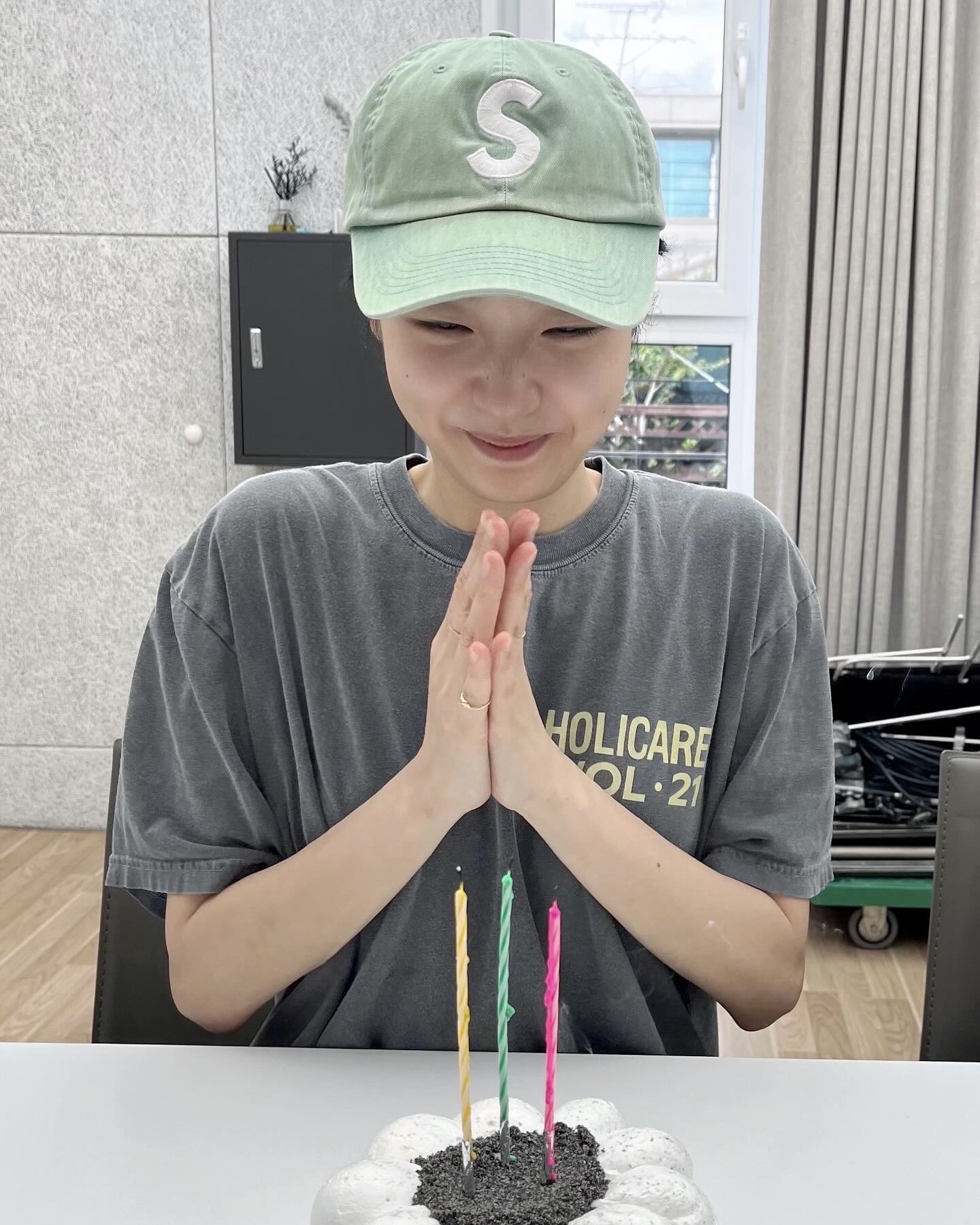 슈프림템 없이 스트릿 입문 불가⚠️ 지금 놓치면 후회할 확률 99.9%💥🫠 눈에 아른거릴걸요?  셀럽들이 애정하는 스트릿 브랜드 슈프림 잇템 4가지 모았어요.  1. 피그먼트 프린트 에스 로고 볼캡, 6만 원대 김고은이 착용한 볼캡은 잔잔한 파스텔톤 컬러에 S 로고 자수가 포인트로 들어간 디자인입니다. 캐주얼한 룩은 물로 데일리 조디에도 자연스럽게 어우러져 활용도 높습니다.  2. 슈프림 x 엠엠식스 박스로고 티셔츠, 12만 원대 박소담이 착용한 오버핏 티셔츠는 왜곡된 형태의 슈프림 레드 박스 로고에 MM6 특유의 해체주의적 미학이 더해진 독특하고 입체적인 디자인입니다. 확실한 존재감으로 무채색과 매치하면 감각적인 스트릿룩을 완성할 수 있습니다.  3. 숏슬리브 럭비티, 16만 원대 김지영이 착용한 럭비티는 전면 브랜드 로고와 배색 카라, 그래픽 디테일이 돋보이는 아이템입니다. 블랙 팬츠와 매치하면 캐주얼하면서도 스포티한 무드를 연출할 수 있습니다.  4. 밀리터리 부니햇, 8만 원대 미연이 착용한 버킷햇은 스트릿 감성과 밀리터리 무드가 결합된 아이템으로, 넓은 챙과 로고 플레이 디테일로 개성 넘치는 제품입니다. 바캉스룩이나 야외 페스티벌 룩에 포인트 아이템으로 제격입니다. 이미지