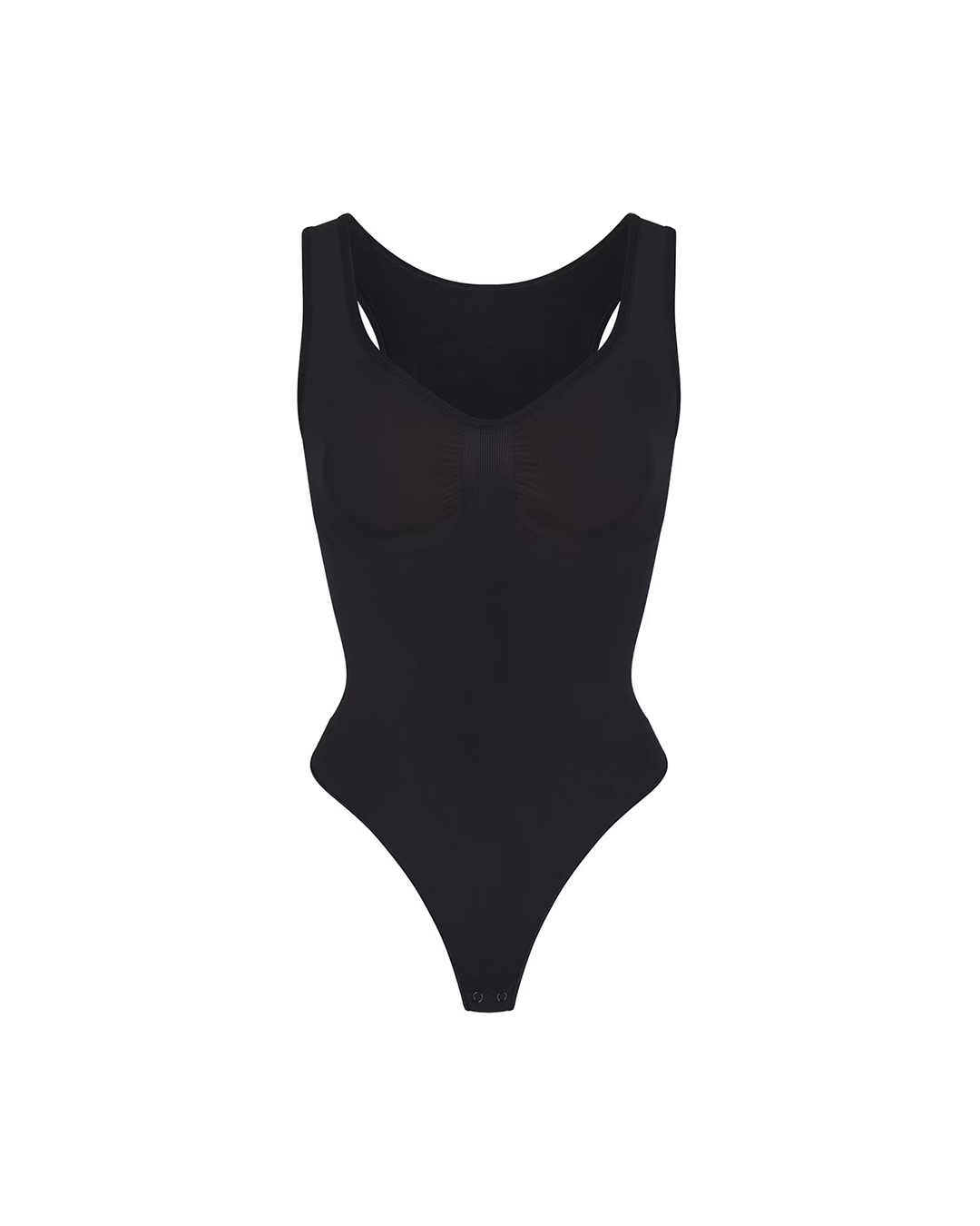 난리난 제니 바디수트룩🖤🔥뭔데??
올 블랙으로 시크한 공항룩✈️😎 뭐하나 놓칠게 없는 핵심 4가지

오늘 파리로 출국한 제니, 화제의 바디수트룩 정보들입니다. 

1. 스킴스 핏츠 바디수트
제니는 라운드 넥 라인을 따라 쇄골과 어깨선을 드러내며 절제된 관능을 보여줍니다. 단독 착용만으로도 충분히 힘 있는 이 아이템은, 미니멀한 실루엣에 블랙 컬러를 더해 전체 룩의 중심을 이룹니다.

2. 락케이크 나일론 스냅 조거 팬츠
상체 라인을 타이트하게 강조한 제니는 여유 있는 조거 팬츠를 매치해 균형감을 살렸습니다. 하이웨이스트로 시선을 끌어올리고, 텍스처와 볼륨을 더한 바디수트 슬림함을 더욱 부각시키는 연출입니다.

3. 노아이디어엘티디 볼캡
K-팝과 함께 주목받는 신예 브랜드 ‘노 아이디어 LTD’의 볼캡을 깊게 눌러 써 얼굴 윤곽을 강조했습니다. 구조적 실루엣과 로고 디테일이 블랙 스타일링에 캐주얼함을 부여했습니다. 

4. 소니 WH-1000XM5 무선 노이즈 캔슬링 헤드폰
제니는 블랙 룩에 WH-1000XM5 헤드폰을 더해 상체 코디에 힘을 주었습니다. 하이넥 없이도 목선을 안정감 있게 채우며, 트렌디한 무드를 자연스럽게 더한 연출입니다. 이미지