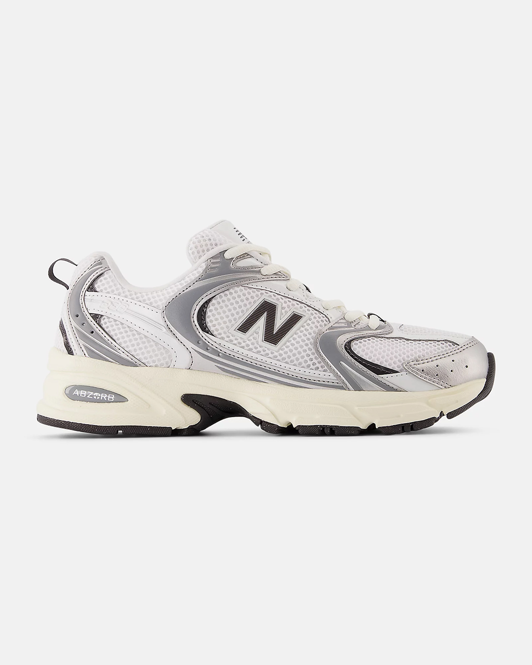 누구보다 뜨겁게
정우형의 여름을 책임지는 3켤레의 신발 ✨👟
정우형의 일상 속 여름나기 비밀 병기 아이템 알아보기.
1. 호카 마하 5
러닝머신 위에서도 스타일을 포기하지 않는 정우형의 선택은 호카의 ‘마하 5’입니다. 퍼포먼스를 위한 경량성과 쿠셔닝, 그리고 현대적인 실루엣까지 갖춘 이 모델은 ‘러너의 명품’이라 불립니다.
2. 뉴발란스 530
작업실에서 크리에이티브한 에너지를 뿜어내는 그의 발끝에는 언제나 뉴발란스 ‘530’이 있습니다. 2000년대 러닝화를 재해석한 레트로 무드는 복잡한 작업 공간에서도 존재감을 잃지 않으며, 뛰어난 통기성과 편안한 착화감으로 장시간의 작업에도 무리가 없습니다.
3. 아디다스 레트로피 E5
골프장에서 잠시 여유를 즐기는 순간에도 스타일을 놓치지 않습니다. 아디다스 ‘레트로피 E5’는 클래식한 러닝화의 실루엣을 현대적으로 재해석한 모델로, 레트로 감성과 테크웨어 요소가 녹아있습니다. 이미지5