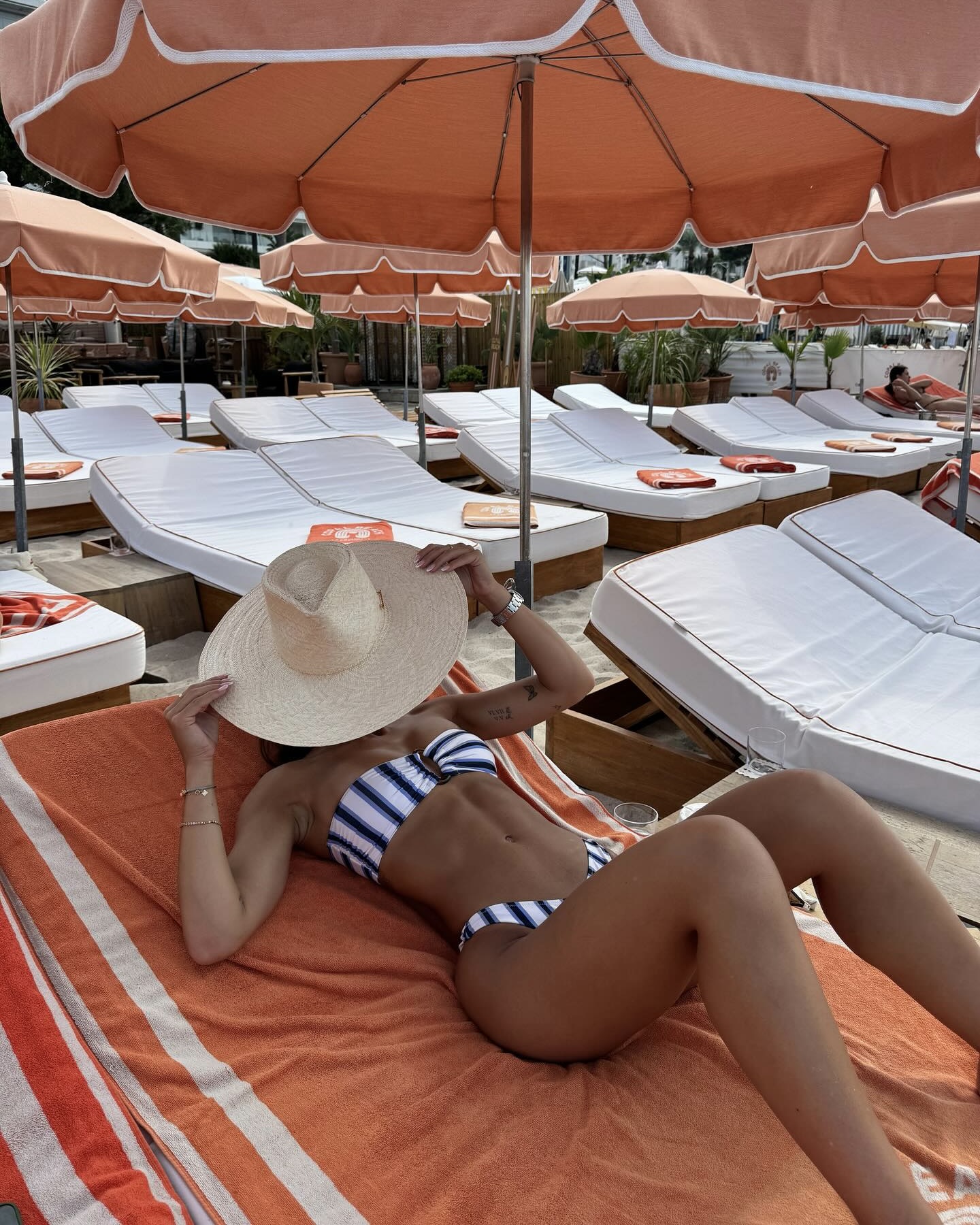 원피스부터 비키니까지👙🩱
어떤 수영복 입을지 아직 고민이라면? 나에게 필요한 선택법✅
몸매·활동·분위기까지 고려한 4가지 수영복 스타일 총정리
1. 원피스 수영복 - 폴로 랄프 로렌 케네디 원피스, 28만 원대
허리부터 엉덩이까지 안정감 있게 감싸주는 원피스 타입은 군살을 자연스럽게 커버하며 체형 보정에 탁월합니다. 수영이나 물놀이 등 활동적인 일정에도 잘 어울립니다.
2. 와이어 비키니 - H&M 상의 2만 원, 하의 1만 원대
가슴 아래에 와이어가 삽입된 디자인으로, 지지력은 물론이고 볼륨감 있는 실루엣을 연출할 수 있는 비키니입니다. 글래머러스한 무드를 살리고 싶은 날에 추천합니다.
3. 스트링 비키니 - 자라 스트라스 비키니, 각 4만 원대
가장 노출이 많고 미니멀한 디자인의 비키니로, 끈을 자유롭게 묶어 연출할 수 있어 태닝용으로 인기가 높습니다. 다양한 체형에 맞춤 조절이 가능하다는 장점이 있지만, 활동성은 제한적인 편입니다.
4. 튜브탑 비키니 - 자라 텍스처 비키니, 각 4만 원대
어깨끈이 없는 튜브탑 비키니는 끈 자국 없이 태닝을 즐기기에 적합하고, 특히 셀카나 휴양지 룩에 제격입니다. 다만 움직임이 많을 경우 흘러내릴 수 있어 물놀이에는 비추천입니다. 이미지9