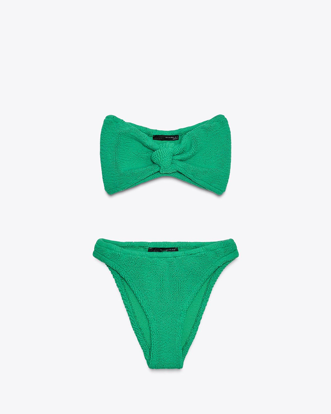 원피스부터 비키니까지👙🩱
어떤 수영복 입을지 아직 고민이라면? 나에게 필요한 선택법✅
몸매·활동·분위기까지 고려한 4가지 수영복 스타일 총정리
1. 원피스 수영복 - 폴로 랄프 로렌 케네디 원피스, 28만 원대
허리부터 엉덩이까지 안정감 있게 감싸주는 원피스 타입은 군살을 자연스럽게 커버하며 체형 보정에 탁월합니다. 수영이나 물놀이 등 활동적인 일정에도 잘 어울립니다.
2. 와이어 비키니 - H&M 상의 2만 원, 하의 1만 원대
가슴 아래에 와이어가 삽입된 디자인으로, 지지력은 물론이고 볼륨감 있는 실루엣을 연출할 수 있는 비키니입니다. 글래머러스한 무드를 살리고 싶은 날에 추천합니다.
3. 스트링 비키니 - 자라 스트라스 비키니, 각 4만 원대
가장 노출이 많고 미니멀한 디자인의 비키니로, 끈을 자유롭게 묶어 연출할 수 있어 태닝용으로 인기가 높습니다. 다양한 체형에 맞춤 조절이 가능하다는 장점이 있지만, 활동성은 제한적인 편입니다.
4. 튜브탑 비키니 - 자라 텍스처 비키니, 각 4만 원대
어깨끈이 없는 튜브탑 비키니는 끈 자국 없이 태닝을 즐기기에 적합하고, 특히 셀카나 휴양지 룩에 제격입니다. 다만 움직임이 많을 경우 흘러내릴 수 있어 물놀이에는 비추천입니다. 이미지10