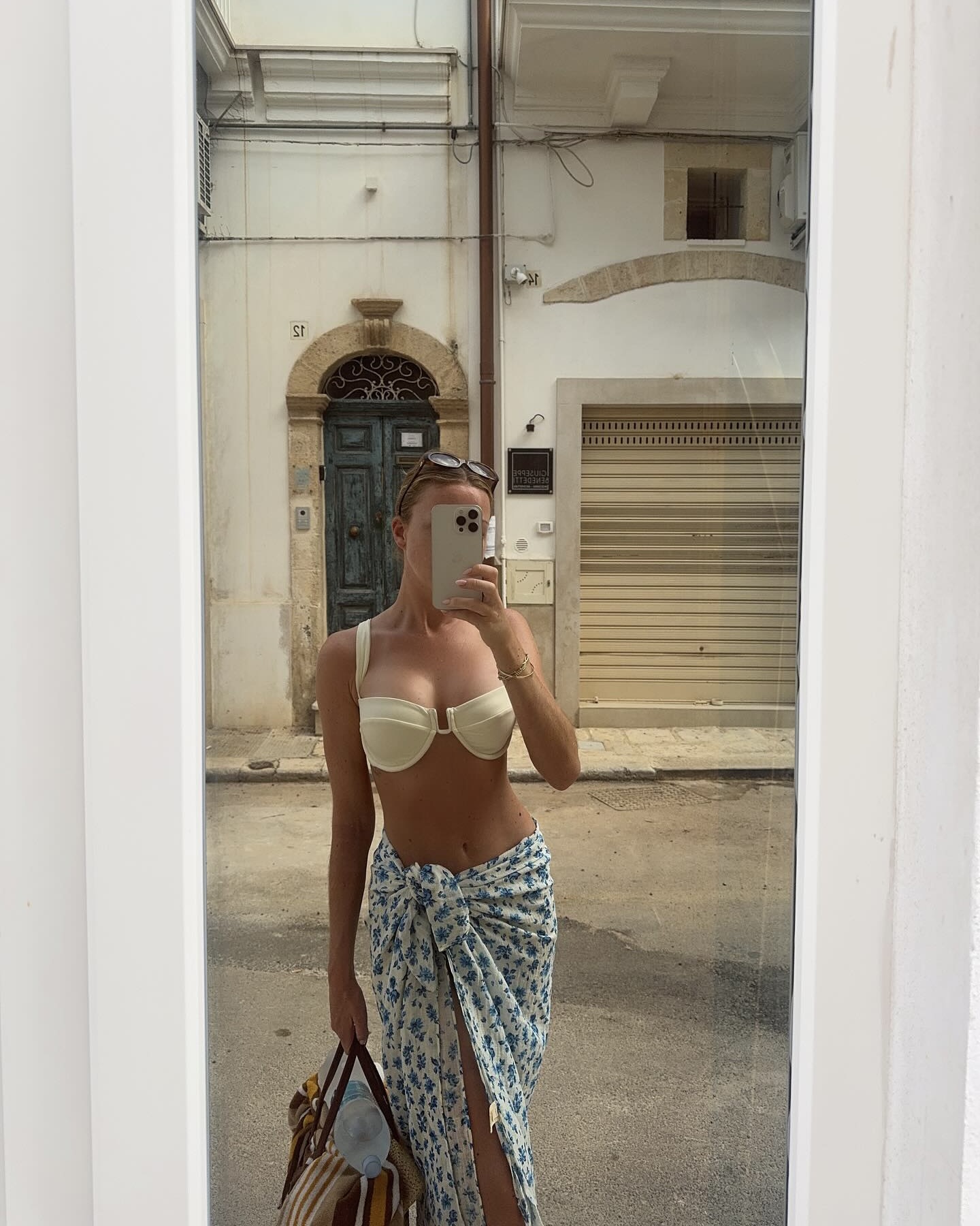 원피스부터 비키니까지👙🩱
어떤 수영복 입을지 아직 고민이라면? 나에게 필요한 선택법✅
몸매·활동·분위기까지 고려한 4가지 수영복 스타일 총정리
1. 원피스 수영복 - 폴로 랄프 로렌 케네디 원피스, 28만 원대
허리부터 엉덩이까지 안정감 있게 감싸주는 원피스 타입은 군살을 자연스럽게 커버하며 체형 보정에 탁월합니다. 수영이나 물놀이 등 활동적인 일정에도 잘 어울립니다.
2. 와이어 비키니 - H&M 상의 2만 원, 하의 1만 원대
가슴 아래에 와이어가 삽입된 디자인으로, 지지력은 물론이고 볼륨감 있는 실루엣을 연출할 수 있는 비키니입니다. 글래머러스한 무드를 살리고 싶은 날에 추천합니다.
3. 스트링 비키니 - 자라 스트라스 비키니, 각 4만 원대
가장 노출이 많고 미니멀한 디자인의 비키니로, 끈을 자유롭게 묶어 연출할 수 있어 태닝용으로 인기가 높습니다. 다양한 체형에 맞춤 조절이 가능하다는 장점이 있지만, 활동성은 제한적인 편입니다.
4. 튜브탑 비키니 - 자라 텍스처 비키니, 각 4만 원대
어깨끈이 없는 튜브탑 비키니는 끈 자국 없이 태닝을 즐기기에 적합하고, 특히 셀카나 휴양지 룩에 제격입니다. 다만 움직임이 많을 경우 흘러내릴 수 있어 물놀이에는 비추천입니다. 이미지4