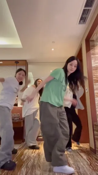 쉽게 따라 할 수 있어요🩷
여행 갔을 때 친구들이랑 꼭 같이 춰야 하는 춤🕺@같이할사람? 이미지