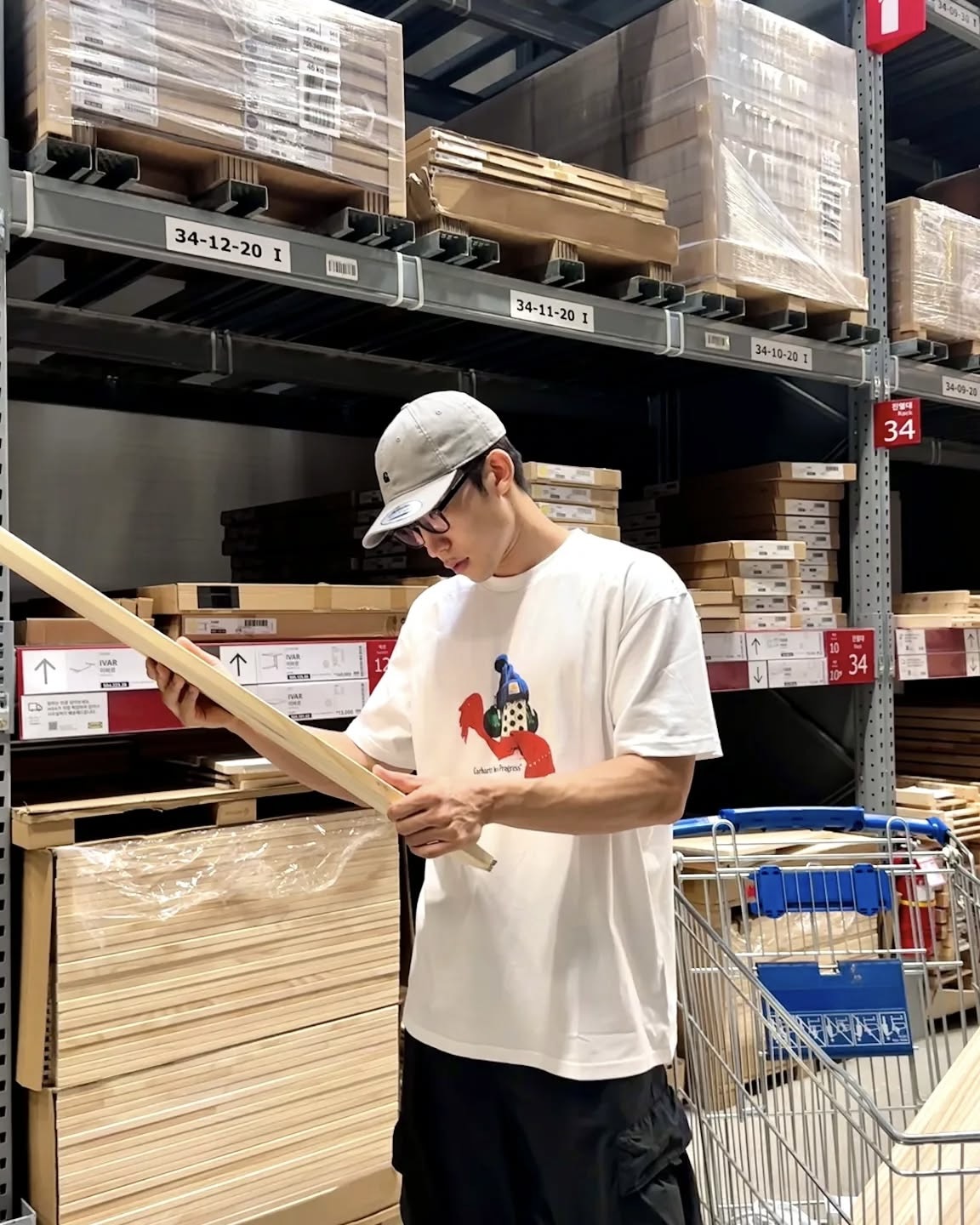 스트릿 감성을 한가득 담았다
이번 주말 데이트에 참고할 만한, 이상이의 반팔 티셔츠 픽 3가지 👕
폭넓은 연기 스펙트럼처럼 다양한 스타일을 선보이는 배우 이상이. 그의 사진 속 엿볼 수 있는 반팔 아이템을 세 가지를 알아보겠습니다.
1. 아디다스 x 오아시스 투어 자카드 저지
음악보다 축구를 더 좋아한다는 밴드 오아시스와의 협업답게, 빈티지한 축구 유니폼에서 영감을 얻은 실루엣과 카라 디자인이 특징입니다. 밴드의 로고 그래픽을 통해 트렌디한 블록코어 스타일을 연출했습니다.
2. 칼하트 윕 스톤 콜드 티셔츠
화이트 베이스 위에 유쾌한 그래픽 아트워크가 시선을 사로잡는 티셔츠입니다. 니트 비니와 스카프, 헤드폰을 착용한 스톤의 위트 있는 조합은 브랜드 특유의 자유롭고 개성 넘치는 스트릿 무드를 제공합니다.
3. 칼하트 윕 89 링거 티셔츠
레트로한 무드가 매력적인 링거 티셔츠입니다. 넥라인과 소매에 버건디 컬러로 포인트를 주었습니다. 가슴 부분의 로고는 브랜드의 아이덴티티를 더하며, 편안한 데일리 아이템으로 활용하기 좋습니다. 이미지5