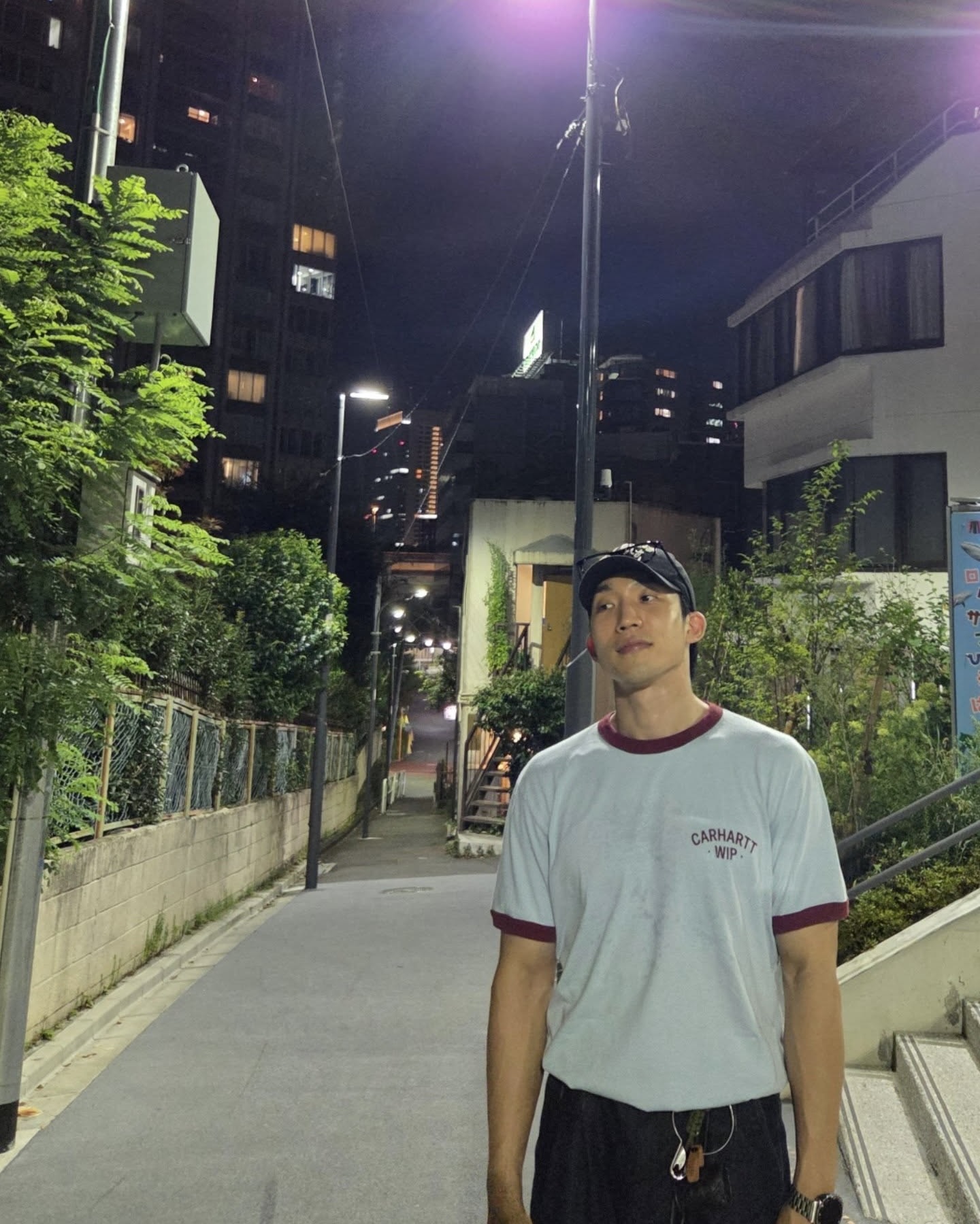 스트릿 감성을 한가득 담았다
이번 주말 데이트에 참고할 만한, 이상이의 반팔 티셔츠 픽 3가지 👕
폭넓은 연기 스펙트럼처럼 다양한 스타일을 선보이는 배우 이상이. 그의 사진 속 엿볼 수 있는 반팔 아이템을 세 가지를 알아보겠습니다.
1. 아디다스 x 오아시스 투어 자카드 저지
음악보다 축구를 더 좋아한다는 밴드 오아시스와의 협업답게, 빈티지한 축구 유니폼에서 영감을 얻은 실루엣과 카라 디자인이 특징입니다. 밴드의 로고 그래픽을 통해 트렌디한 블록코어 스타일을 연출했습니다.
2. 칼하트 윕 스톤 콜드 티셔츠
화이트 베이스 위에 유쾌한 그래픽 아트워크가 시선을 사로잡는 티셔츠입니다. 니트 비니와 스카프, 헤드폰을 착용한 스톤의 위트 있는 조합은 브랜드 특유의 자유롭고 개성 넘치는 스트릿 무드를 제공합니다.
3. 칼하트 윕 89 링거 티셔츠
레트로한 무드가 매력적인 링거 티셔츠입니다. 넥라인과 소매에 버건디 컬러로 포인트를 주었습니다. 가슴 부분의 로고는 브랜드의 아이덴티티를 더하며, 편안한 데일리 아이템으로 활용하기 좋습니다. 이미지8