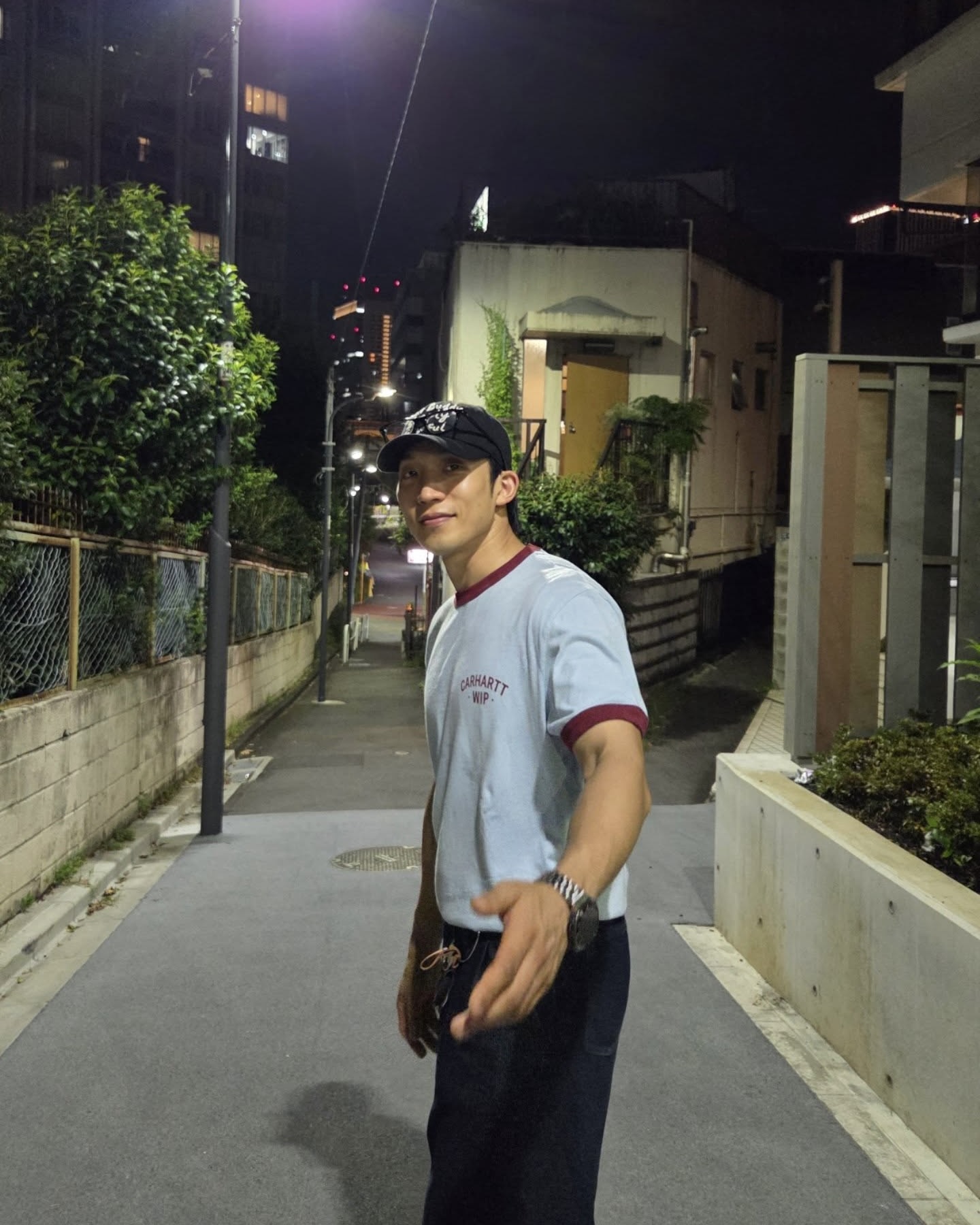 스트릿 감성을 한가득 담았다
이번 주말 데이트에 참고할 만한, 이상이의 반팔 티셔츠 픽 3가지 👕
폭넓은 연기 스펙트럼처럼 다양한 스타일을 선보이는 배우 이상이. 그의 사진 속 엿볼 수 있는 반팔 아이템을 세 가지를 알아보겠습니다.
1. 아디다스 x 오아시스 투어 자카드 저지
음악보다 축구를 더 좋아한다는 밴드 오아시스와의 협업답게, 빈티지한 축구 유니폼에서 영감을 얻은 실루엣과 카라 디자인이 특징입니다. 밴드의 로고 그래픽을 통해 트렌디한 블록코어 스타일을 연출했습니다.
2. 칼하트 윕 스톤 콜드 티셔츠
화이트 베이스 위에 유쾌한 그래픽 아트워크가 시선을 사로잡는 티셔츠입니다. 니트 비니와 스카프, 헤드폰을 착용한 스톤의 위트 있는 조합은 브랜드 특유의 자유롭고 개성 넘치는 스트릿 무드를 제공합니다.
3. 칼하트 윕 89 링거 티셔츠
레트로한 무드가 매력적인 링거 티셔츠입니다. 넥라인과 소매에 버건디 컬러로 포인트를 주었습니다. 가슴 부분의 로고는 브랜드의 아이덴티티를 더하며, 편안한 데일리 아이템으로 활용하기 좋습니다. 이미지7