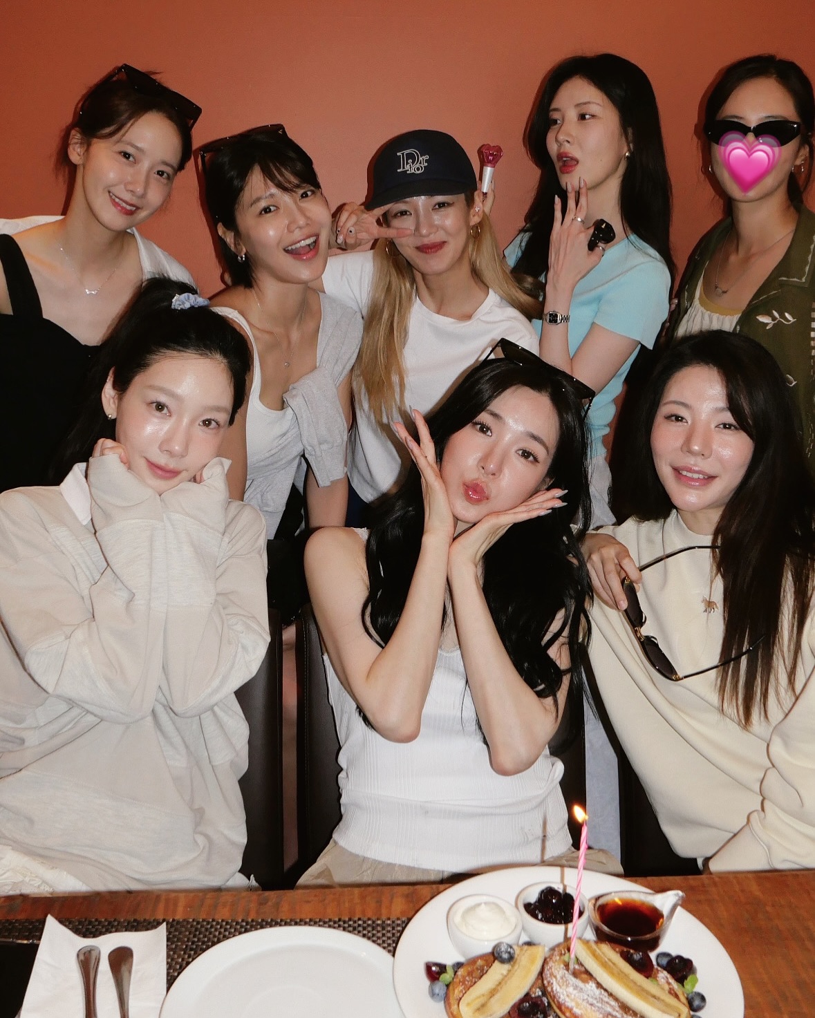 티파니 생일에 소녀시대 완전체🎂 
데뷔 18주년, 찐친력 만랩 소시😎 나도 이런 우정 갖고싶다🎀 이미지3