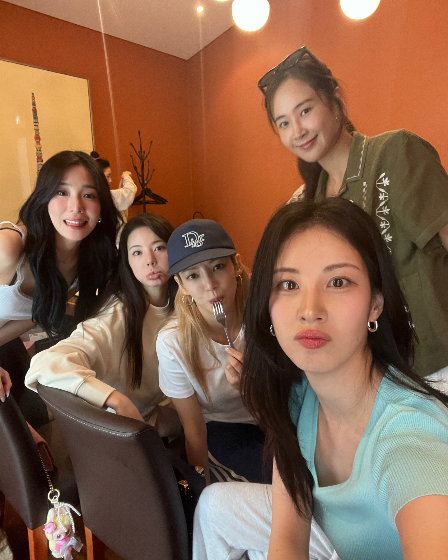 티파니 생일에 소녀시대 완전체🎂 
데뷔 18주년, 찐친력 만랩 소시😎 나도 이런 우정 갖고싶다🎀 이미지4
