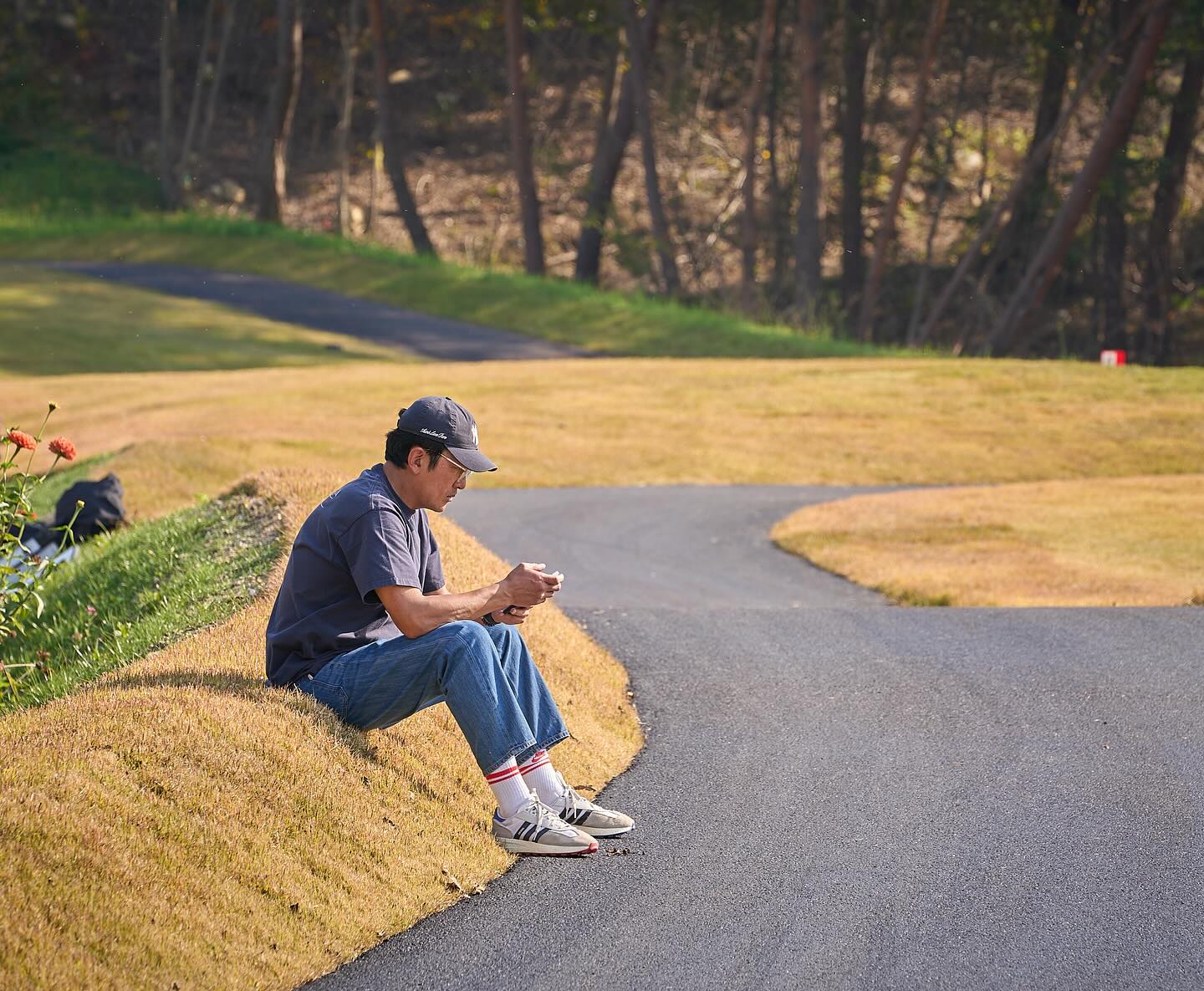 누구보다 뜨겁게
정우형의 여름을 책임지는 3켤레의 신발 ✨👟
정우형의 일상 속 여름나기 비밀 병기 아이템 알아보기.
1. 호카 마하 5
러닝머신 위에서도 스타일을 포기하지 않는 정우형의 선택은 호카의 ‘마하 5’입니다. 퍼포먼스를 위한 경량성과 쿠셔닝, 그리고 현대적인 실루엣까지 갖춘 이 모델은 ‘러너의 명품’이라 불립니다.
2. 뉴발란스 530
작업실에서 크리에이티브한 에너지를 뿜어내는 그의 발끝에는 언제나 뉴발란스 ‘530’이 있습니다. 2000년대 러닝화를 재해석한 레트로 무드는 복잡한 작업 공간에서도 존재감을 잃지 않으며, 뛰어난 통기성과 편안한 착화감으로 장시간의 작업에도 무리가 없습니다.
3. 아디다스 레트로피 E5
골프장에서 잠시 여유를 즐기는 순간에도 스타일을 놓치지 않습니다. 아디다스 ‘레트로피 E5’는 클래식한 러닝화의 실루엣을 현대적으로 재해석한 모델로, 레트로 감성과 테크웨어 요소가 녹아있습니다. 이미지6