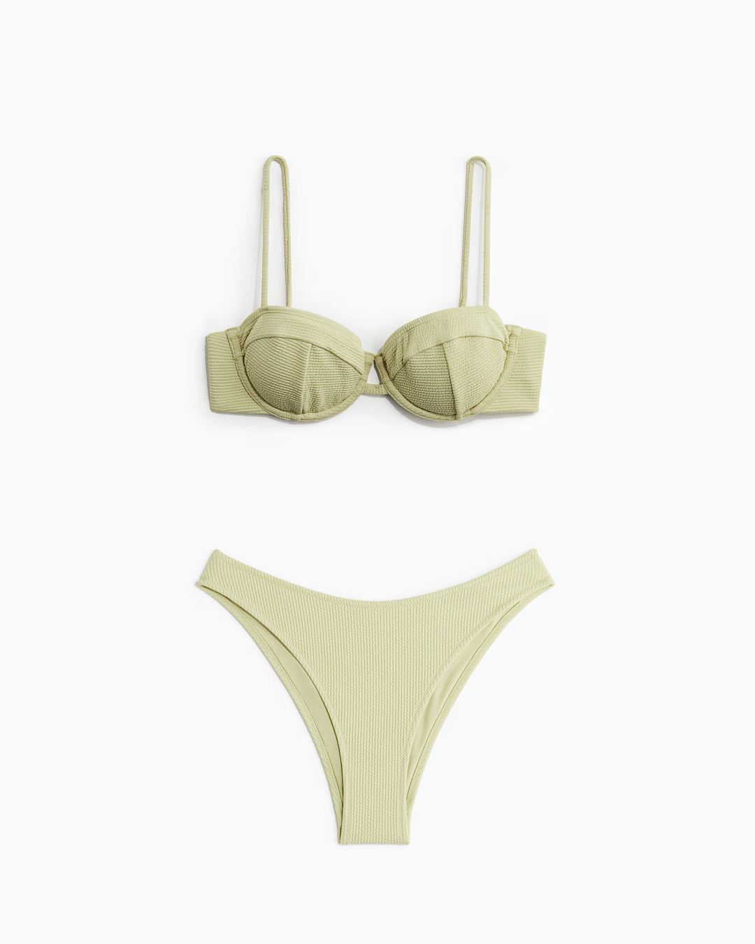 원피스부터 비키니까지👙🩱
어떤 수영복 입을지 아직 고민이라면? 나에게 필요한 선택법✅
몸매·활동·분위기까지 고려한 4가지 수영복 스타일 총정리
1. 원피스 수영복 - 폴로 랄프 로렌 케네디 원피스, 28만 원대
허리부터 엉덩이까지 안정감 있게 감싸주는 원피스 타입은 군살을 자연스럽게 커버하며 체형 보정에 탁월합니다. 수영이나 물놀이 등 활동적인 일정에도 잘 어울립니다.
2. 와이어 비키니 - H&M 상의 2만 원, 하의 1만 원대
가슴 아래에 와이어가 삽입된 디자인으로, 지지력은 물론이고 볼륨감 있는 실루엣을 연출할 수 있는 비키니입니다. 글래머러스한 무드를 살리고 싶은 날에 추천합니다.
3. 스트링 비키니 - 자라 스트라스 비키니, 각 4만 원대
가장 노출이 많고 미니멀한 디자인의 비키니로, 끈을 자유롭게 묶어 연출할 수 있어 태닝용으로 인기가 높습니다. 다양한 체형에 맞춤 조절이 가능하다는 장점이 있지만, 활동성은 제한적인 편입니다.
4. 튜브탑 비키니 - 자라 텍스처 비키니, 각 4만 원대
어깨끈이 없는 튜브탑 비키니는 끈 자국 없이 태닝을 즐기기에 적합하고, 특히 셀카나 휴양지 룩에 제격입니다. 다만 움직임이 많을 경우 흘러내릴 수 있어 물놀이에는 비추천입니다. 이미지5