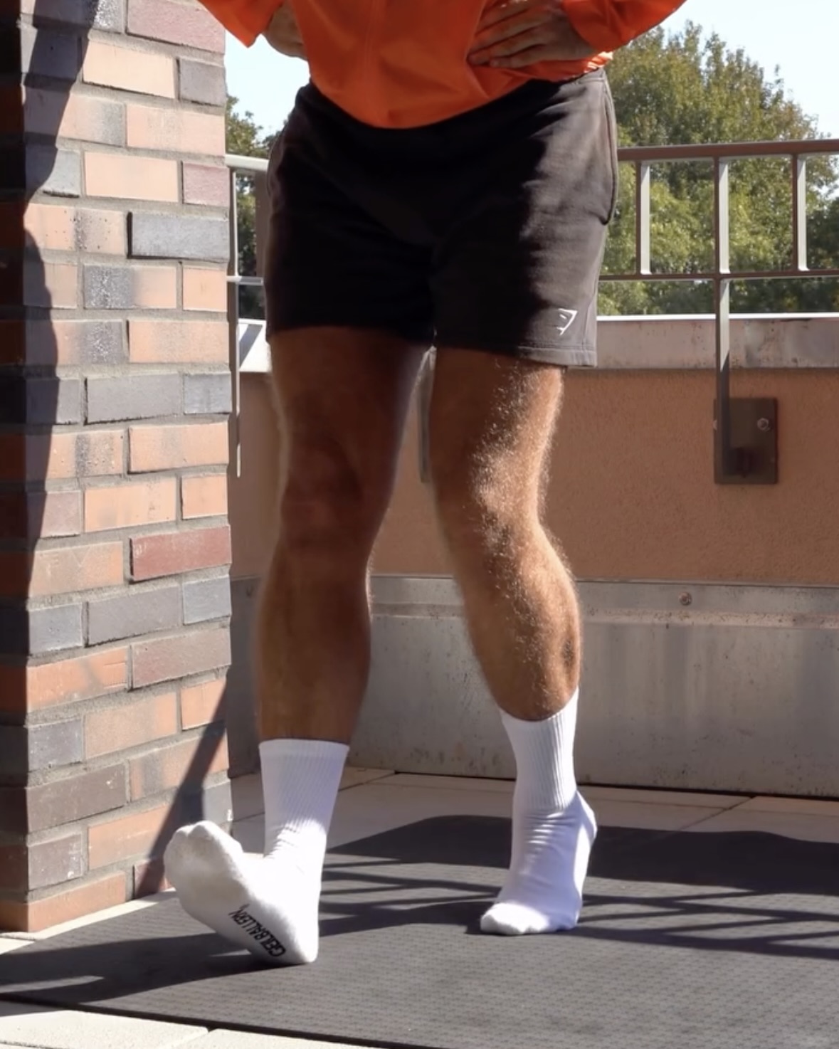 러닝만 하면 종아리에 쥐가 온다구요?
스트레칭 하나로 말끔히 해결! 부상 없이 달리기 위한 필수 동작🦵
스쿼트와 카프레이즈를 변형한 영상 속 스트레칭은 러닝 전 햄스트링과 종아리 근육을 효과적으로 풀어줍니다. 이를 통해 예기치 못한 부상을 줄이며, 한층 부드럽고 안정적인 하체 움직임을 경험할 수 있습니다.
스트레칭은 안전하게 달리기 위한 첫걸음입니다. 상쾌한 러닝을 위해 출발 전 한 번 해보는 건 어떨까요? 이미지6