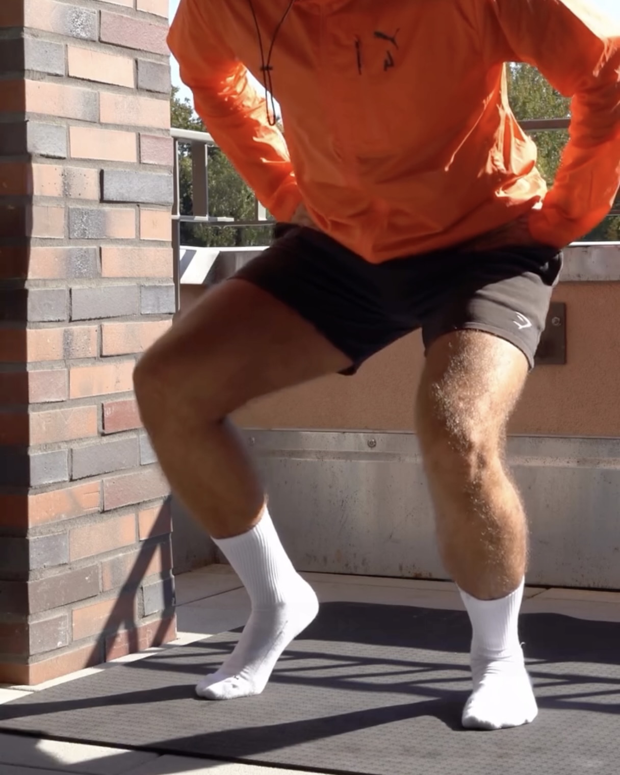 러닝만 하면 종아리에 쥐가 온다구요?
스트레칭 하나로 말끔히 해결! 부상 없이 달리기 위한 필수 동작🦵
스쿼트와 카프레이즈를 변형한 영상 속 스트레칭은 러닝 전 햄스트링과 종아리 근육을 효과적으로 풀어줍니다. 이를 통해 예기치 못한 부상을 줄이며, 한층 부드럽고 안정적인 하체 움직임을 경험할 수 있습니다.
스트레칭은 안전하게 달리기 위한 첫걸음입니다. 상쾌한 러닝을 위해 출발 전 한 번 해보는 건 어떨까요? 이미지4