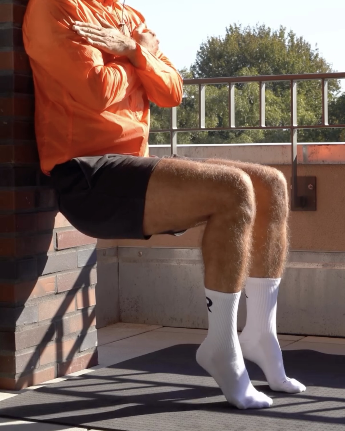 러닝만 하면 종아리에 쥐가 온다구요?
스트레칭 하나로 말끔히 해결! 부상 없이 달리기 위한 필수 동작🦵
스쿼트와 카프레이즈를 변형한 영상 속 스트레칭은 러닝 전 햄스트링과 종아리 근육을 효과적으로 풀어줍니다. 이를 통해 예기치 못한 부상을 줄이며, 한층 부드럽고 안정적인 하체 움직임을 경험할 수 있습니다.
스트레칭은 안전하게 달리기 위한 첫걸음입니다. 상쾌한 러닝을 위해 출발 전 한 번 해보는 건 어떨까요? 이미지5