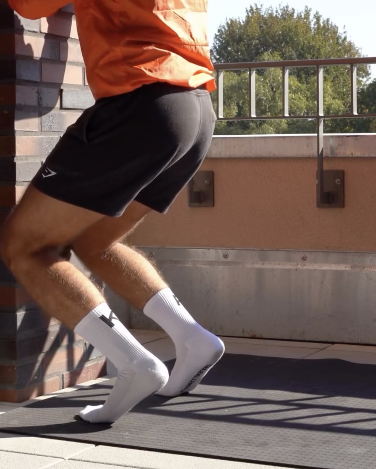 러닝만 하면 종아리에 쥐가 온다구요?
스트레칭 하나로 말끔히 해결! 부상 없이 달리기 위한 필수 동작🦵
스쿼트와 카프레이즈를 변형한 영상 속 스트레칭은 러닝 전 햄스트링과 종아리 근육을 효과적으로 풀어줍니다. 이를 통해 예기치 못한 부상을 줄이며, 한층 부드럽고 안정적인 하체 움직임을 경험할 수 있습니다.
스트레칭은 안전하게 달리기 위한 첫걸음입니다. 상쾌한 러닝을 위해 출발 전 한 번 해보는 건 어떨까요? 이미지3