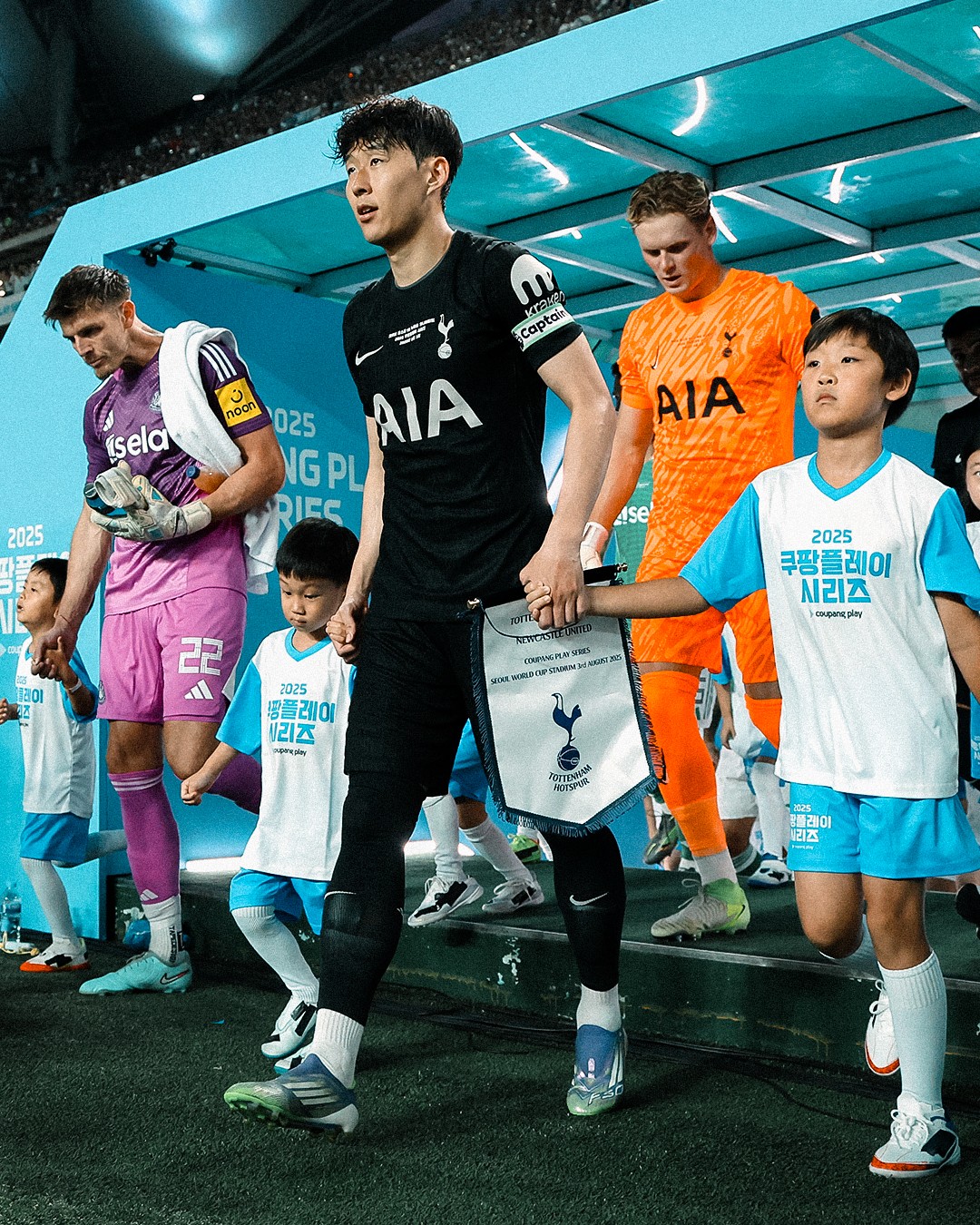 손흥민, 토트넘과 마지막 인사⁠ 위대한 10년의 여정을 한국에서 마무리 하다 ⚽️🔥⁠ ⁠ 3일 토트넘과 뉴캐슬의 친선경기. 이날 경기는 1-1 무승부로 종료됐지만, 축구 팬들이 기억할 장면은 따로 있었습니다. 바로 손흥민 선수의 토트넘 고별전입니다.⁠ ⁠ 앞서 손흥민은 2일 기자회견을 통해 “올여름 팀을 떠나기로 결정했다”며 10년간 몸담은 토트넘과의 결별을 직접 밝혔습니다. 이 소식은 팬들에게 큰 충격과 깊은 아쉬움을 안겼습니다. ⁠ 이번 경기에서 손흥민은 선발 출전해 특유의 활발한 움직임으로 팀의 공격을 이끌었습니다. 후반 20분 교체 아웃되는 순간 관중들은 기립박수로 그를 배웅했고, 손흥민은 고개를 숙이며 눈시울을 붉혔습니다.⁠ ⁠ 언제나 팀과 팬을 위해 뛰었던 손흥민은 마지막 순간까지도 진심을 보여줬습니다. 이제 토트넘 유니폼은 벗지만, 그의 열정과 헌신은 오래도록 팬들의 기억 속에 남을 것입니다.⁠ 이미지