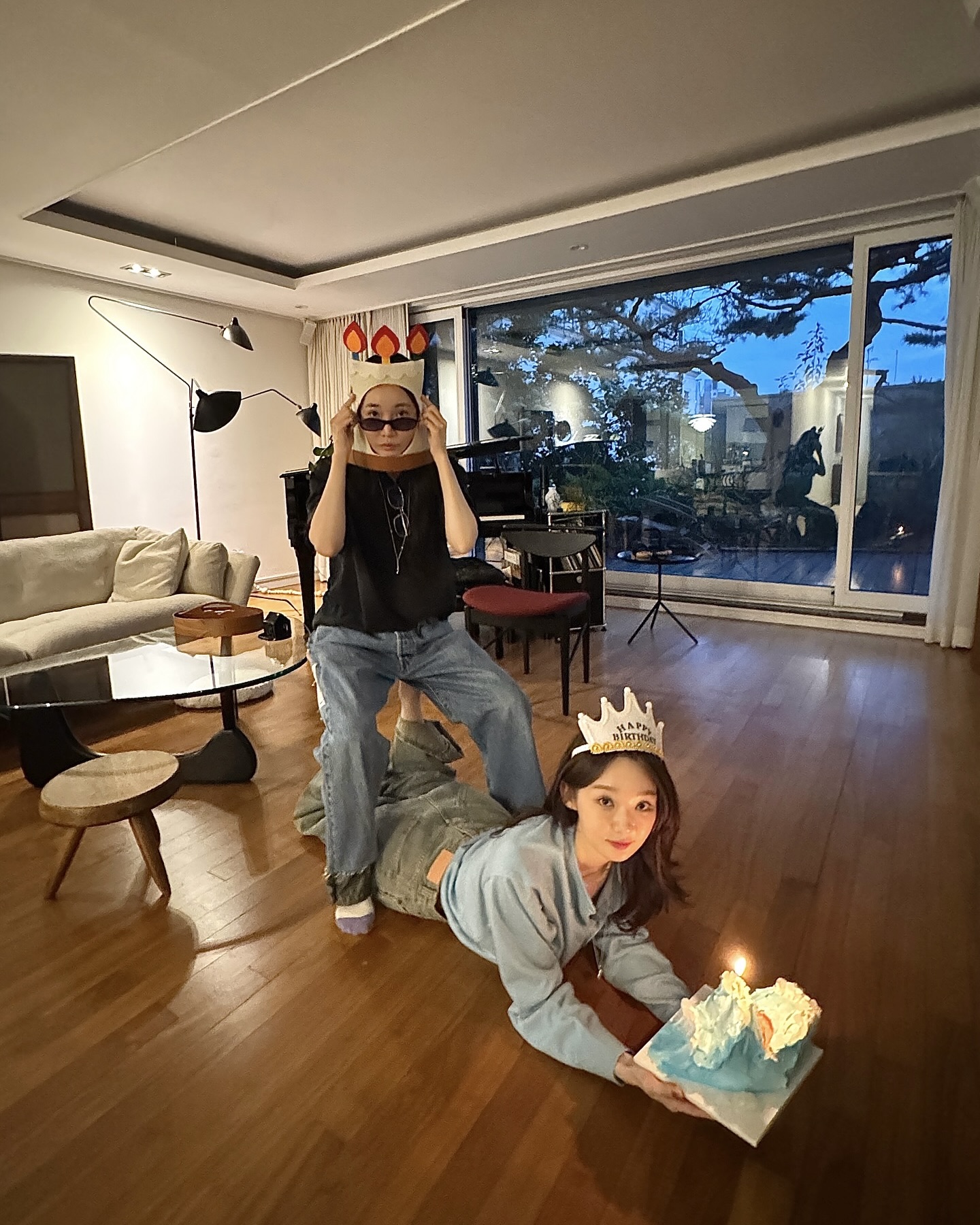 강밍키 생파에 해리언니 어떤데?! 1. 멋쨍이 사진 2. 맛난 예쁜 케잌 3. 갖고싶은 의자 다해줌🥰🎁 이미지