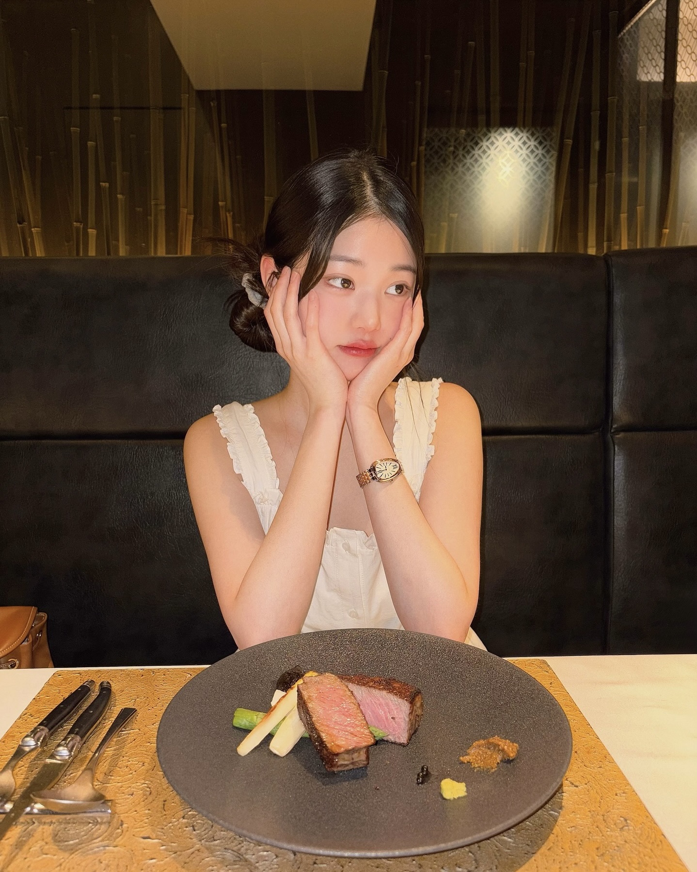 럭셔리 o’clock입니다🕒✨
손목 위에서 존재감 뿜뿜하는 그 시계, 지금 만나보세요⌚️

셀럽들이 선택한 데일리 시계 정보를 아래에서 확인해 보세요.

1. 까르띠에 탱크 머스트 드 워치, 500만 원대
차정원이 애정하는 시계는 가죽 스트랩과 사각 프레임, 간결한 라인이 어우러진 미니멀 클래식한 아이템입니다. 포멀룩부터 모던한 데일리룩까지 사계절 내내 착용하기 좋은 가성비 아이템입니다.

2. 샤넬 프리미어 에디션 오리지널 워치, 900만 원대 
아이린이 착용한 시계는 직사각형 케이스와 깔끔한 다이얼이 돋보이며, 고급스러운 퀼팅 스트랩이 럭셔리함을 더해줍니다. 청바지부터 슬랙스까지 조화롭게 어우러져 세련됨과 모던함을 더욱 돋보이게 해줍니다.

3. 불가리 세르펜티 세두토리 워치, 3000만 원대
장원영이 찬 시계는 뱀을 형상화하고 있는 디자인으로, 유연한 메탈 브레이슬릿이 손목에 부드럽게 감기며 독특한 곡선미를 연출합니다. 캐주얼룩부터 러블리한 스타일까지, 꾸안꾸 무드에 세련된 포인트를 더해주는 아이템입니다. 

4. 까르띠에 베누아 워치, 2000만 원대
이시영의 시계는 타원형의 실루엣과 슬림한 곡선이 특징이며, 섬세한 광택감으로 고급스러운 시계입니다. 올블랙 룩에 골드 포인트로 밸런스를 맞추면 클래식하면서도 세련된 분위기를 완성합니다. 이미지