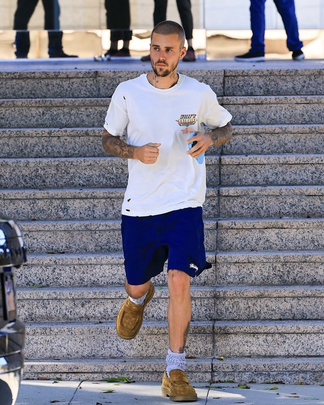 저스틴 비버가 여름을 보내는 법
캘리포니아 여름 감성 그 자체, 비버의 스트릿 아이템 세 가지✨
세계적인 스트릿 패션 아이콘, 저스틴 비버. 편안해 보이지만 세심한 선택이 돋보이는 그의 아이템 세 가지를 소개하겠습니다.
1. 윌리 차바리아 고메로 이지티
멕시코계 미국인 디자이너 윌리 차바리아의 감각이 담긴 그래픽 티셔츠. 전면 가슴의 빈티지 로고 프린트가 브랜드의 헤리티지를 전하고, 곳곳에 더해진 디스트레스드 디테일로 자유로운 감성을 연출합니다.
2. 스투시 스탁 워터 쇼츠 코발트
강렬하고 비비드한 코발트블루 컬러가 시선을 사로잡는 스투시의 워터 쇼츠입니다. 가벼운 나일론 소재로 제작되어 활동성이 뛰어나며, 허벅지에 더해진 스투시 로고가 스트릿 감성을 더해줍니다.
3. 보테가 베네타 헤드독 로퍼
세련된 감각과 절제된 고급스러움이 공존하는 보테가 베네타의 헤드독 로퍼. 부드러운 스웨이드 위에 정교하게 더해진 인트레치아토 디테일은 브랜드의 장인정신을 고스란히 드러냅니다. 이미지3