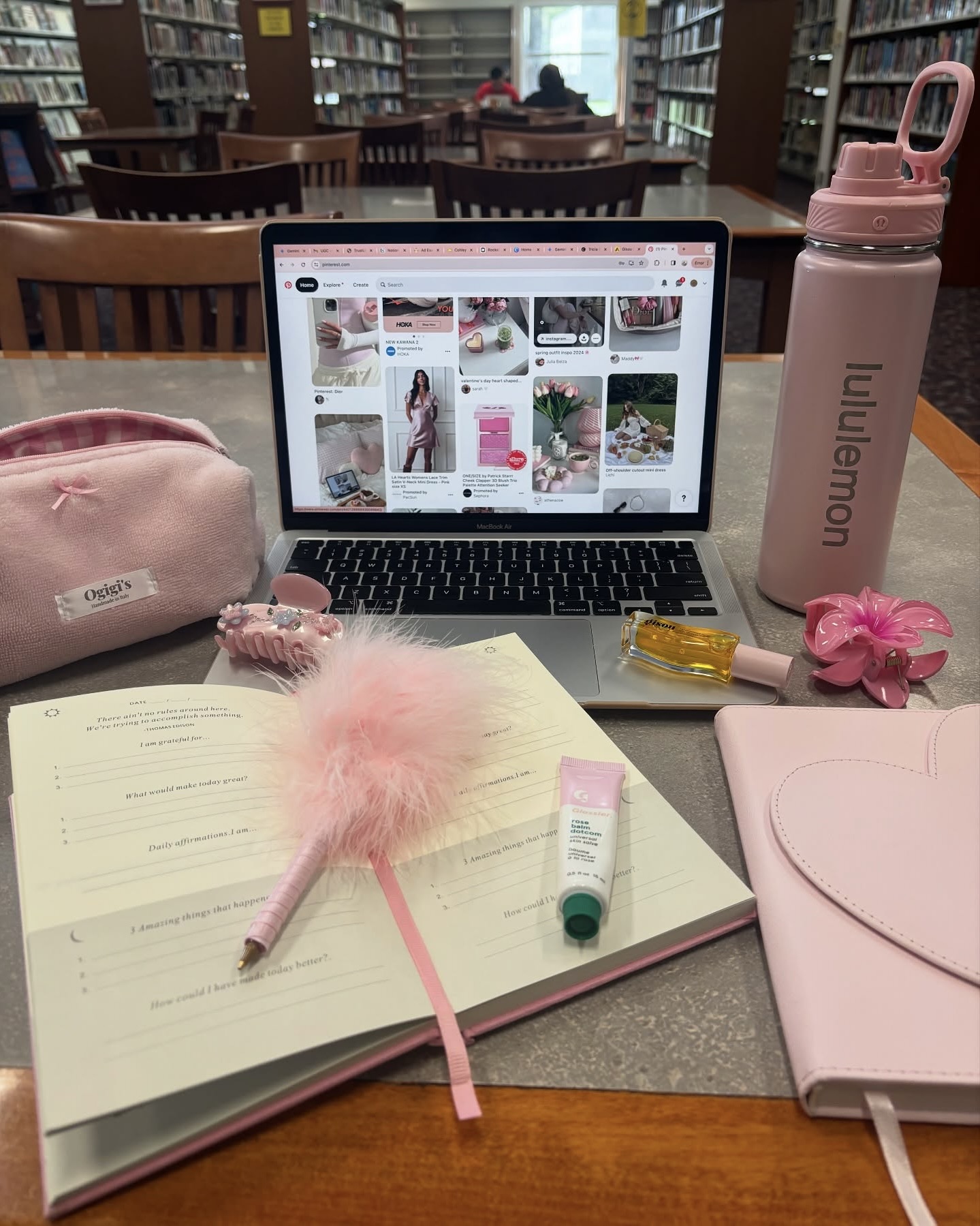 젠지 루틴엔 핑크가 빠질 수 없지💗
핑크 애슬레저 입고, 여유롭게 말차 한 잔 어때?🧘🏻♀️🍵
요즘 젠지들 사이에서는 PPP aesthetic이 새로운 트렌드로 주목받고 있습니다.
PPP는 Pink Pilates Princess의 약자로, 핑크 애슬레저를 입고 필라테스를 마친 뒤 말차를 마시고 다이어리를 쓰는 라이프스타일입니다. 단순히 예쁘게 꾸미는 걸 넘어서, 슬로우 라이프를 지향하며, 작은 일상 속에서 건강과 기쁨을 찾는 방식을 말하는데요.
핑크 운동복부터 텀블러, 헤드폰, 요가매트 같은 소지품까지 트렌드에 맞춰 고르고, 애슬레저·웰니스·뷰티에 아낌없이 투자하면서 그 루틴을 SNS에 기록하죠.
이제 PPP는 취향을 넘어, 웰빙과 아름다움을 추구하는 Z세대의 트렌드로 자리 잡았습니다. 이번 여름, 나만의 루틴을 만들고 싶다면 PPP aesthetic으로 시작해보는 건 어떨까요? 이미지3