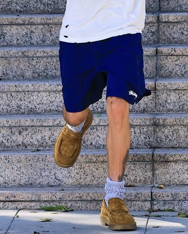 저스틴 비버가 여름을 보내는 법
캘리포니아 여름 감성 그 자체, 비버의 스트릿 아이템 세 가지✨
세계적인 스트릿 패션 아이콘, 저스틴 비버. 편안해 보이지만 세심한 선택이 돋보이는 그의 아이템 세 가지를 소개하겠습니다.
1. 윌리 차바리아 고메로 이지티
멕시코계 미국인 디자이너 윌리 차바리아의 감각이 담긴 그래픽 티셔츠. 전면 가슴의 빈티지 로고 프린트가 브랜드의 헤리티지를 전하고, 곳곳에 더해진 디스트레스드 디테일로 자유로운 감성을 연출합니다.
2. 스투시 스탁 워터 쇼츠 코발트
강렬하고 비비드한 코발트블루 컬러가 시선을 사로잡는 스투시의 워터 쇼츠입니다. 가벼운 나일론 소재로 제작되어 활동성이 뛰어나며, 허벅지에 더해진 스투시 로고가 스트릿 감성을 더해줍니다.
3. 보테가 베네타 헤드독 로퍼
세련된 감각과 절제된 고급스러움이 공존하는 보테가 베네타의 헤드독 로퍼. 부드러운 스웨이드 위에 정교하게 더해진 인트레치아토 디테일은 브랜드의 장인정신을 고스란히 드러냅니다. 이미지5