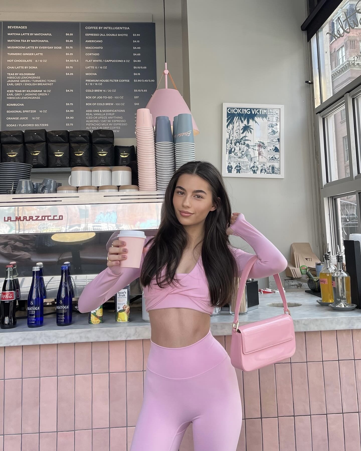 젠지 루틴엔 핑크가 빠질 수 없지💗
핑크 애슬레저 입고, 여유롭게 말차 한 잔 어때?🧘🏻♀️🍵
요즘 젠지들 사이에서는 PPP aesthetic이 새로운 트렌드로 주목받고 있습니다.
PPP는 Pink Pilates Princess의 약자로, 핑크 애슬레저를 입고 필라테스를 마친 뒤 말차를 마시고 다이어리를 쓰는 라이프스타일입니다. 단순히 예쁘게 꾸미는 걸 넘어서, 슬로우 라이프를 지향하며, 작은 일상 속에서 건강과 기쁨을 찾는 방식을 말하는데요.
핑크 운동복부터 텀블러, 헤드폰, 요가매트 같은 소지품까지 트렌드에 맞춰 고르고, 애슬레저·웰니스·뷰티에 아낌없이 투자하면서 그 루틴을 SNS에 기록하죠.
이제 PPP는 취향을 넘어, 웰빙과 아름다움을 추구하는 Z세대의 트렌드로 자리 잡았습니다. 이번 여름, 나만의 루틴을 만들고 싶다면 PPP aesthetic으로 시작해보는 건 어떨까요? 이미지4