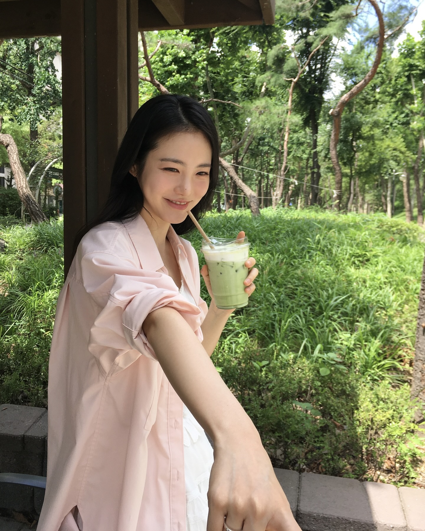 에어컨 바람 막아주는 셔츠룩🩷 실내외 온도차에는 센스있게 셔츠로 스타일링 해보세요💡 이미지