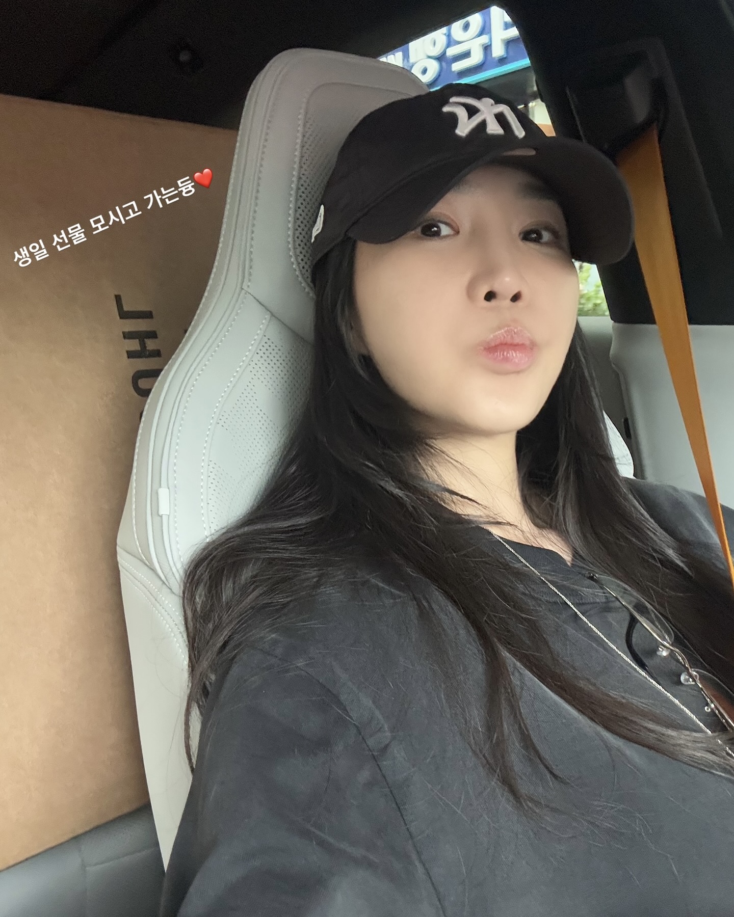 강밍키 생파에 해리언니 어떤데?!
1. 멋쨍이 사진 2. 맛난 예쁜 케잌 3. 갖고싶은 의자 다해줌🥰🎁 이미지3