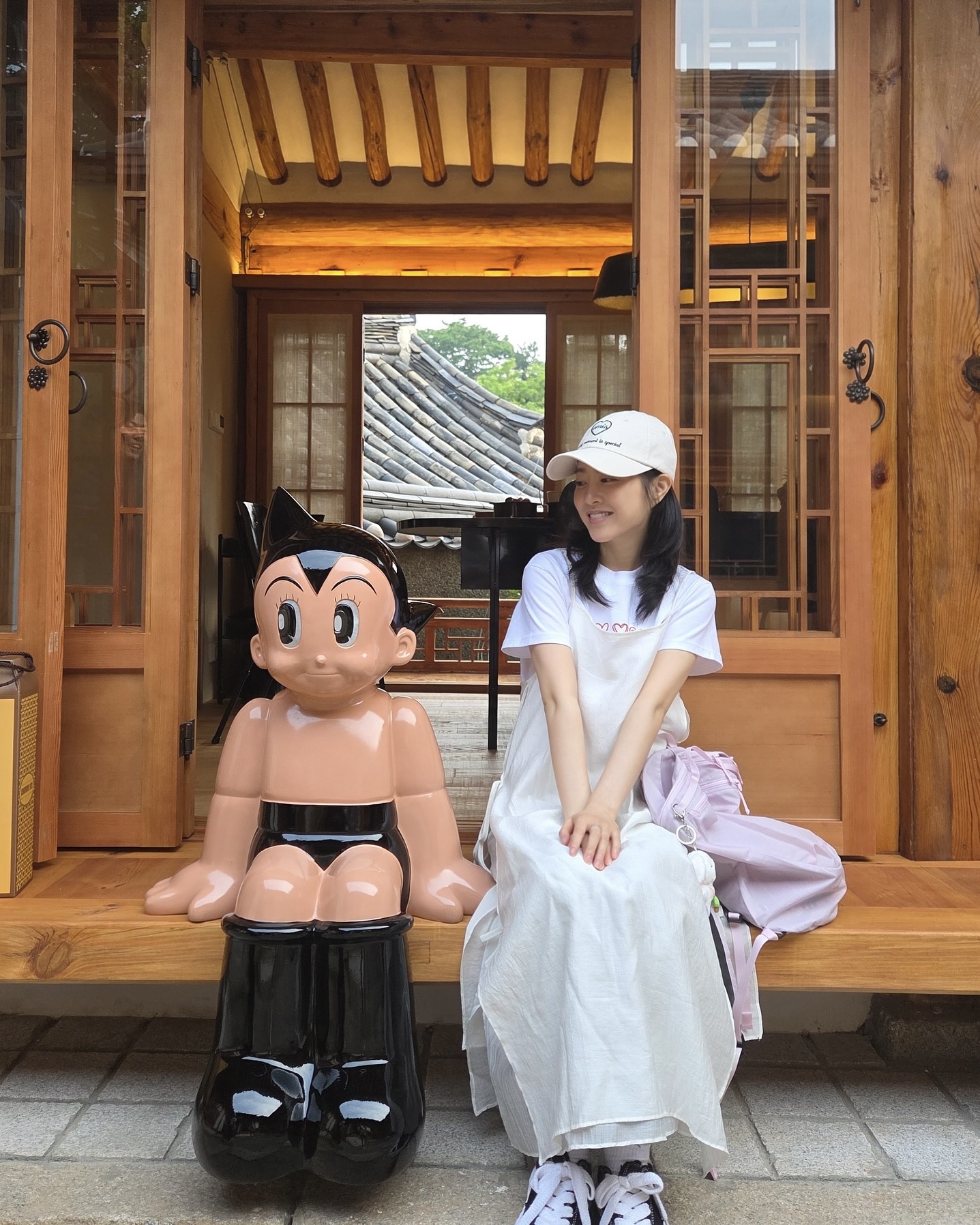 뽀처럼 쓰면 볼캡도 러블리템💕 캐주얼룩도 시크룩도, 러블리 필터 씌운 듯 귀여워☺️🫧  뽀 스타일 볼캡 코디 3가지로 사랑스러움 한 스푼 담아보세요.  1. 이미스 하트 와펜 볼캡, 49,000원 크림 컬러 볼캡에 화이트 티셔츠와 흰색 롱원피스를 레이어드하고, 운동화로 편안함을 더했습니다. 연보라색 가방으로 컬러 포인트까지 더해 사랑스러운 분위기를 완성했습니다.  2. 아더에러 지그재그 패치 캡, 89,000원 브라운 컬러 볼캡에 아디다스 오리지널 트랙탑 자켓을 착용하고 꽃무늬가 더해진 화이트 스커트를 매치했습니다. 귀여운 캐릭터 키링이 달린 백으로 러블리함을 더했습니다.   3. 알로 워시드 오프 듀티 캡, 110,000원 자연스러운 워싱 디테일이 특징인 빈티지한 블랙 컬러의 볼캡과 심플한 블랙 반팔티, 와이드 팬츠로 올블랙룩을 완성했습니다. 여기에 갈색 가죽 숄더백을 매치해 시크한 분위기를 연출했습니다. 이미지