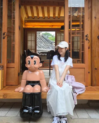 뽀처럼 쓰면 볼캡도 러블리템💕
캐주얼룩도 시크룩도, 러블리 필터 씌운 듯 귀여워☺️🫧
뽀 스타일 볼캡 코디 3가지로 사랑스러움 한 스푼 담아보세요.
1. 이미스 하트 와펜 볼캡, 49,000원
크림 컬러 볼캡에 화이트 티셔츠와 흰색 롱원피스를 레이어드하고, 운동화로 편안함을 더했습니다. 연보라색 가방으로 컬러 포인트까지 더해 사랑스러운 분위기를 완성했습니다.
2. 아더에러 지그재그 패치 캡, 89,000원
브라운 컬러 볼캡에 아디다스 오리지널 트랙탑 자켓을 착용하고 꽃무늬가 더해진 화이트 스커트를 매치했습니다. 귀여운 캐릭터 키링이 달린 백으로 러블리함을 더했습니다.
3. 알로 워시드 오프 듀티 캡, 110,000원
자연스러운 워싱 디테일이 특징인 빈티지한 블랙 컬러의 볼캡과 심플한 블랙 반팔티, 와이드 팬츠로 올블랙룩을 완성했습니다. 여기에 갈색 가죽 숄더백을 매치해 시크한 분위기를 연출했습니다. 이미지