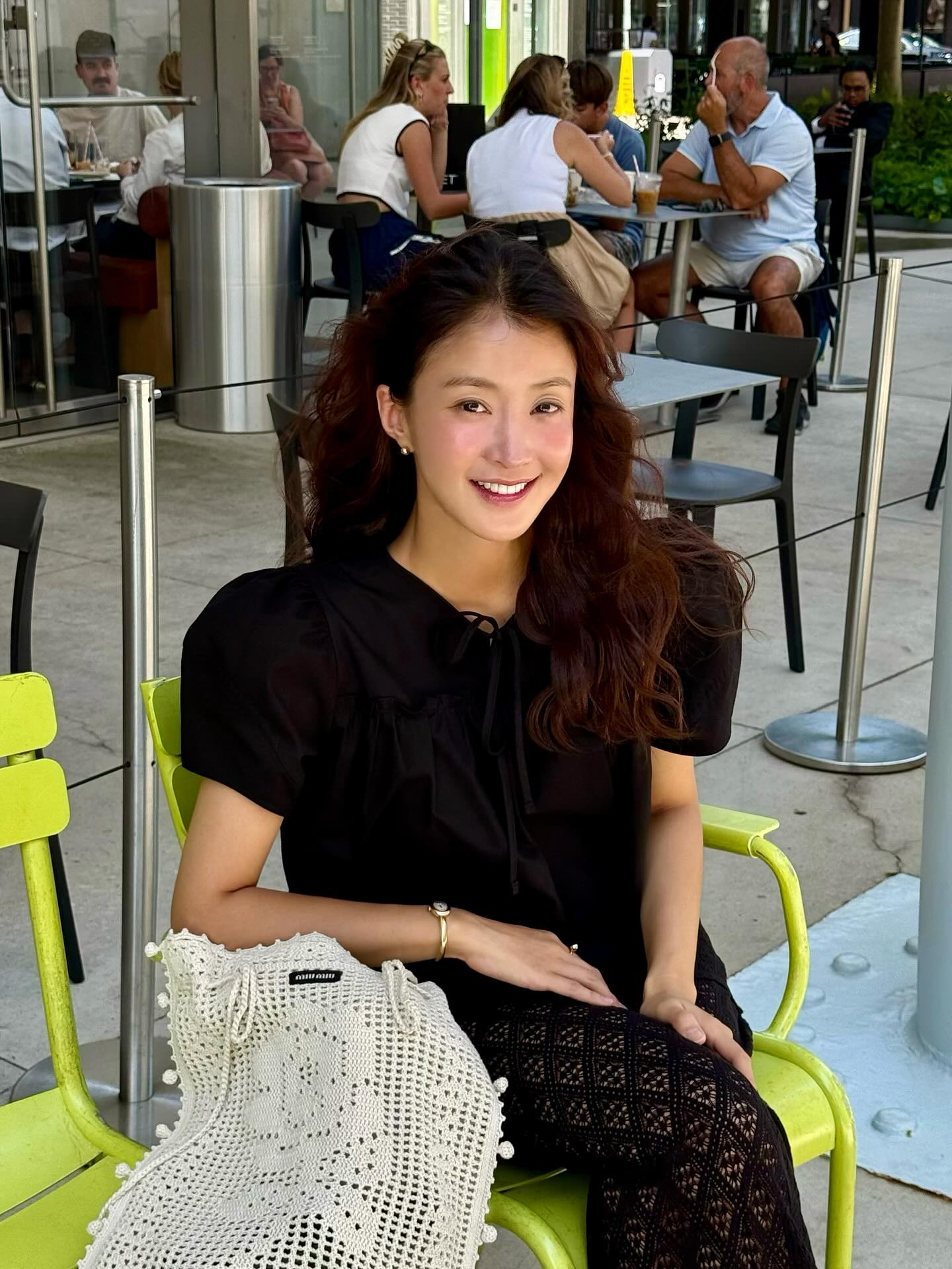 럭셔리 o’clock입니다🕒✨
손목 위에서 존재감 뿜뿜하는 그 시계, 지금 만나보세요⌚️

셀럽들이 선택한 데일리 시계 정보를 아래에서 확인해 보세요.

1. 까르띠에 탱크 머스트 드 워치, 500만 원대
차정원이 애정하는 시계는 가죽 스트랩과 사각 프레임, 간결한 라인이 어우러진 미니멀 클래식한 아이템입니다. 포멀룩부터 모던한 데일리룩까지 사계절 내내 착용하기 좋은 가성비 아이템입니다.

2. 샤넬 프리미어 에디션 오리지널 워치, 900만 원대 
아이린이 착용한 시계는 직사각형 케이스와 깔끔한 다이얼이 돋보이며, 고급스러운 퀼팅 스트랩이 럭셔리함을 더해줍니다. 청바지부터 슬랙스까지 조화롭게 어우러져 세련됨과 모던함을 더욱 돋보이게 해줍니다.

3. 불가리 세르펜티 세두토리 워치, 3000만 원대
장원영이 찬 시계는 뱀을 형상화하고 있는 디자인으로, 유연한 메탈 브레이슬릿이 손목에 부드럽게 감기며 독특한 곡선미를 연출합니다. 캐주얼룩부터 러블리한 스타일까지, 꾸안꾸 무드에 세련된 포인트를 더해주는 아이템입니다. 

4. 까르띠에 베누아 워치, 2000만 원대
이시영의 시계는 타원형의 실루엣과 슬림한 곡선이 특징이며, 섬세한 광택감으로 고급스러운 시계입니다. 올블랙 룩에 골드 포인트로 밸런스를 맞추면 클래식하면서도 세련된 분위기를 완성합니다. 이미지