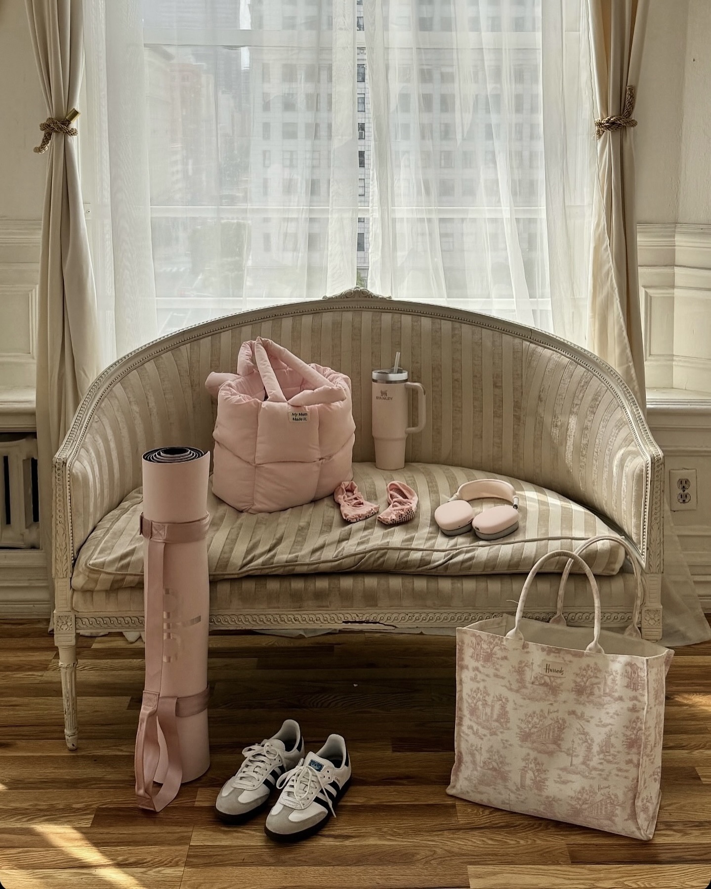 젠지 루틴엔 핑크가 빠질 수 없지💗
핑크 애슬레저 입고, 여유롭게 말차 한 잔 어때?🧘🏻♀️🍵
요즘 젠지들 사이에서는 PPP aesthetic이 새로운 트렌드로 주목받고 있습니다.
PPP는 Pink Pilates Princess의 약자로, 핑크 애슬레저를 입고 필라테스를 마친 뒤 말차를 마시고 다이어리를 쓰는 라이프스타일입니다. 단순히 예쁘게 꾸미는 걸 넘어서, 슬로우 라이프를 지향하며, 작은 일상 속에서 건강과 기쁨을 찾는 방식을 말하는데요.
핑크 운동복부터 텀블러, 헤드폰, 요가매트 같은 소지품까지 트렌드에 맞춰 고르고, 애슬레저·웰니스·뷰티에 아낌없이 투자하면서 그 루틴을 SNS에 기록하죠.
이제 PPP는 취향을 넘어, 웰빙과 아름다움을 추구하는 Z세대의 트렌드로 자리 잡았습니다. 이번 여름, 나만의 루틴을 만들고 싶다면 PPP aesthetic으로 시작해보는 건 어떨까요? 이미지7