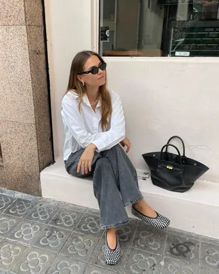 흰 셔츠는 기본템 아니고 필수템✨
어떤 팬츠와 조합해도 찰떡같이 다 받아주는 만능 기능 탑재🧺 이미지