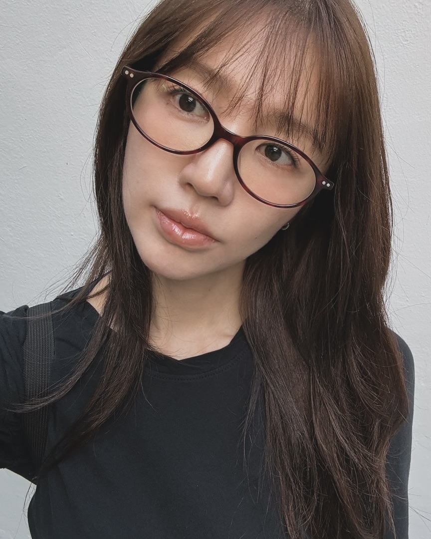 요즘 윤은혜의 데일리 케어템?🧴  꿀피부와 동안 비결이 궁금하다면 지금 바로 주목하세요💡  윤은혜가 직접 쓰는 바디 케어 루틴을 소개해드릴게요.  1. 닥터에스떼 Rx 리얼 AC 컨트롤 스왑, 3만 원대 가볍게 닦아내면 자극 없이 피부결을 정돈하고, 피부 진정과 유수분 케어를 한 번에 도와주는 트러블 진정 스왑입니다.  2. 스킨유 리얼슈가 스크럽, 2만 원대 브라운 슈가와 씨드 오일 콤플렉스로 각질을 순하게 정리해주며, 은은한 머스크 향이 잔잔하게 남는 바디 스크럽입니다.  3. 어반트라이브 노워시 트리트먼트, 3만 원대 모발 속 깊이 수분과 영양을 채워주고, 단백질 결합력을 끌어올려 부드러운 머릿결을 완성해주는 노워시 트리트먼트입니다.  4. 코나피딜 세멘잘 라이트, 50만 원대 외부 자극으로 무너진 피부 장벽을 회복시켜주고, 피부 속 깊이 수분과 진정 성분을 채워주는 데일리 리포지션 크림입니다. 이미지