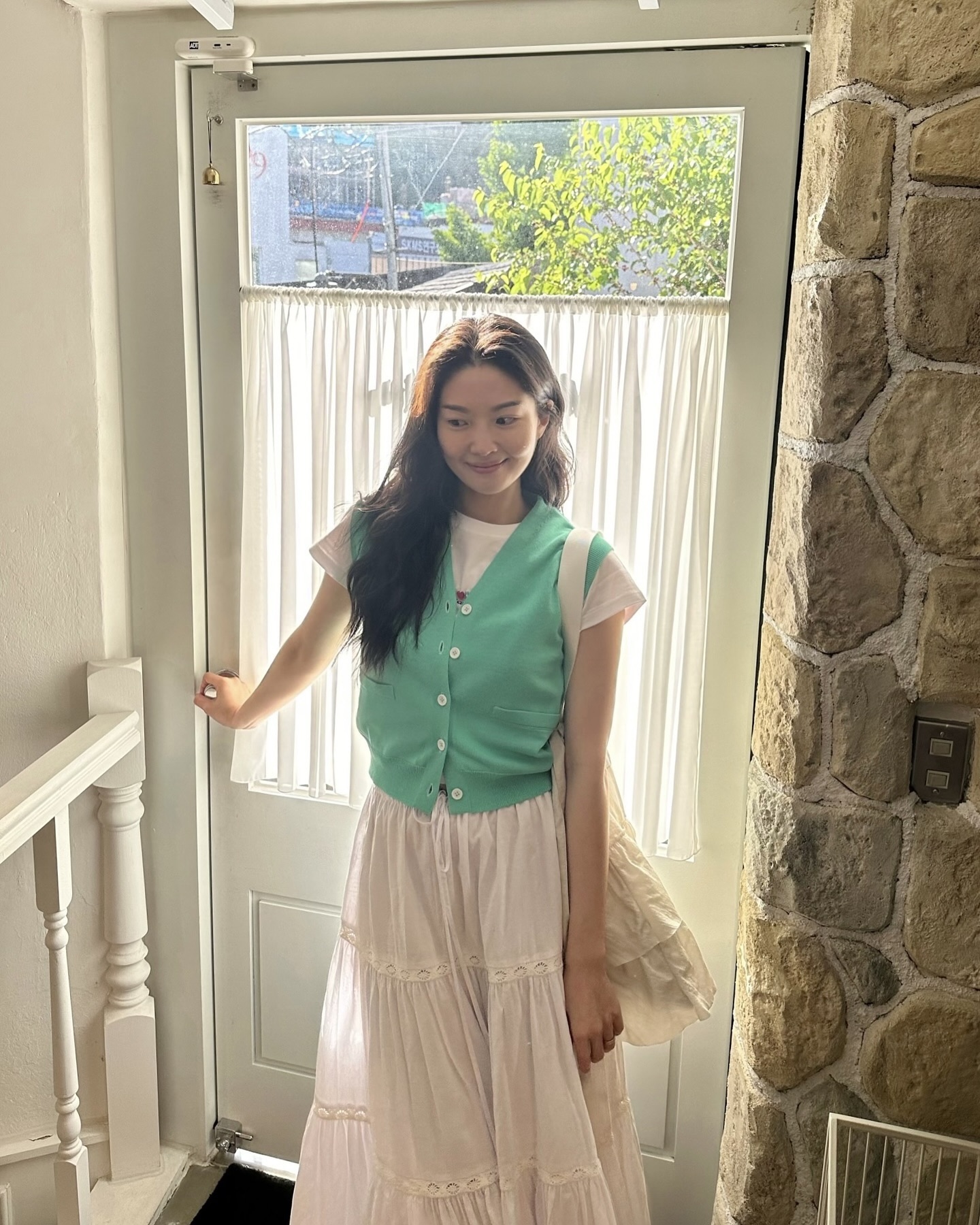 베스트 하나로 입체감+센스 ON💡
뭔가 아쉽다면, 티셔츠랑 민소매 말고 베스트를 입어보세요🧩💚 이미지6