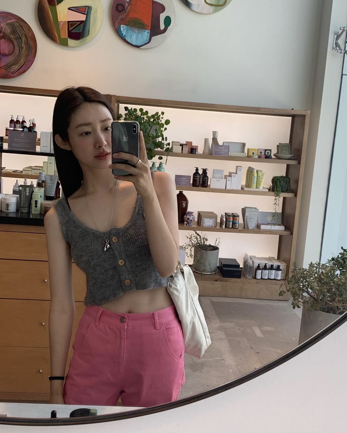 베스트 하나로 입체감+센스 ON💡
뭔가 아쉽다면, 티셔츠랑 민소매 말고 베스트를 입어보세요🧩💚 이미지5
