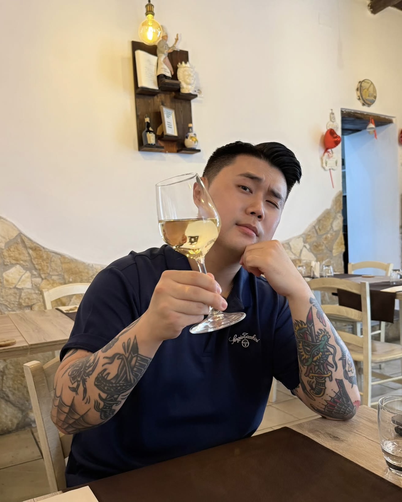 나폴리 멋피아가 전하는 여름 감각
서로 다른 무드를 선보이는 권성준의 여름 반팔 아이템 두 가지 👕

셰프 권성준의 여유있는 사진 속, 시선을 사로잡은 두 가지 아이템을 소개합니다.

1. 세르지오 타키니 타키니 모던 폴로 네이비
네이비 컬러와 단정한 실루엣이 깔끔한 인상을 완성합니다. 가슴에 새겨진 스크립트 로고 자수는 은근한 포인트가 되어, 담백한 멋 속에 여유를 더해, 일상과 특별한 자리 모두 어울리는 아이템입니다.

2. 파르티멘토 피그먼트 브리즈 티셔츠 차콜
피그먼트 다잉으로 구현한 차콜 톤에 그래픽 아트워크를 더해 깊이 있는 빈티지 무드를 완성했습니다. 루즈한 핏이 만들어내는 편안한 실루엣으로 무심하게 걸쳐도 자연스러운 멋이 살아나는 티셔츠입니다. 이미지