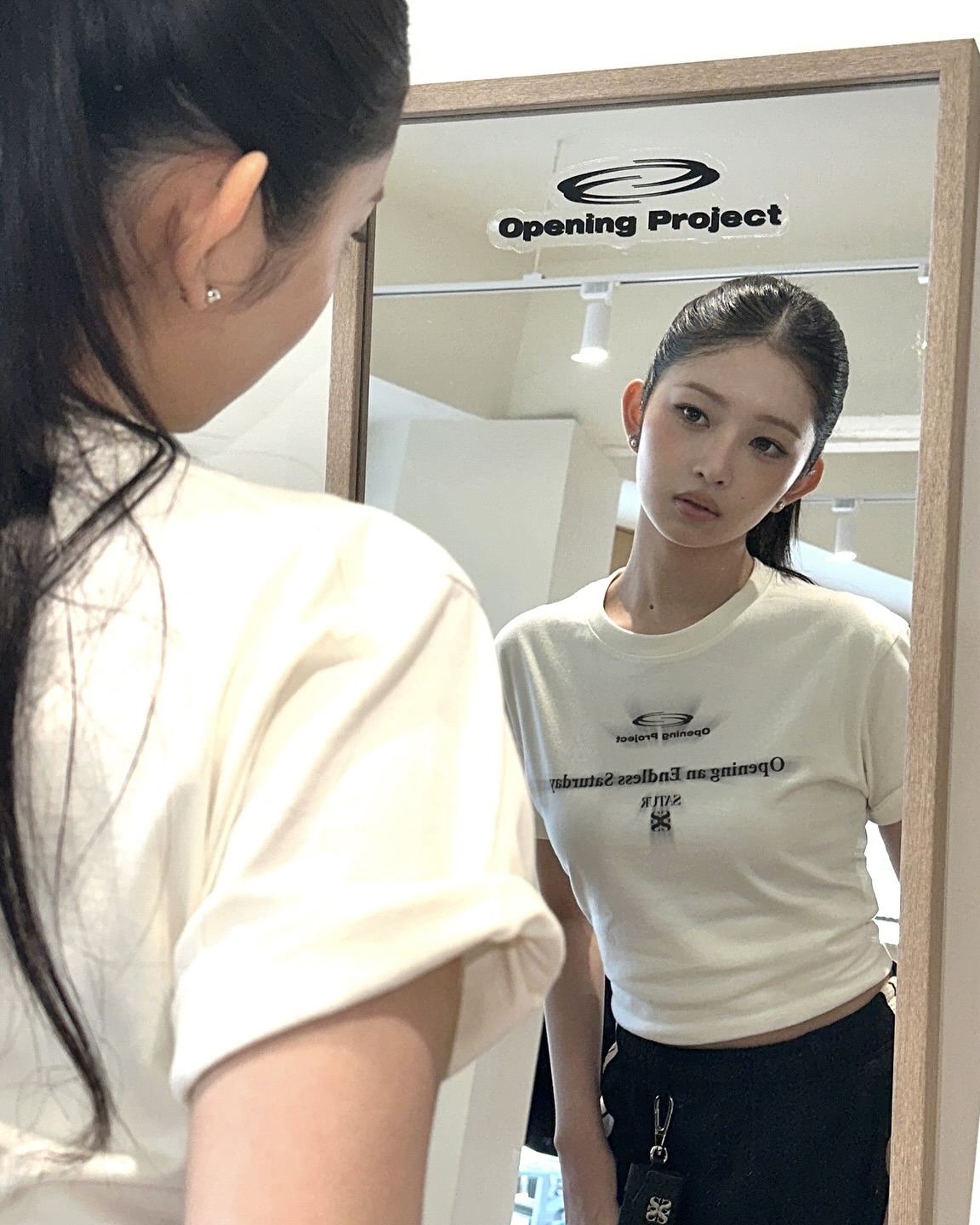 여름엔 시원하게 포니테일🧊🤍
분위기까지 쿨해지는 세련된 여름 헤어스타일링 완성✨ 이미지