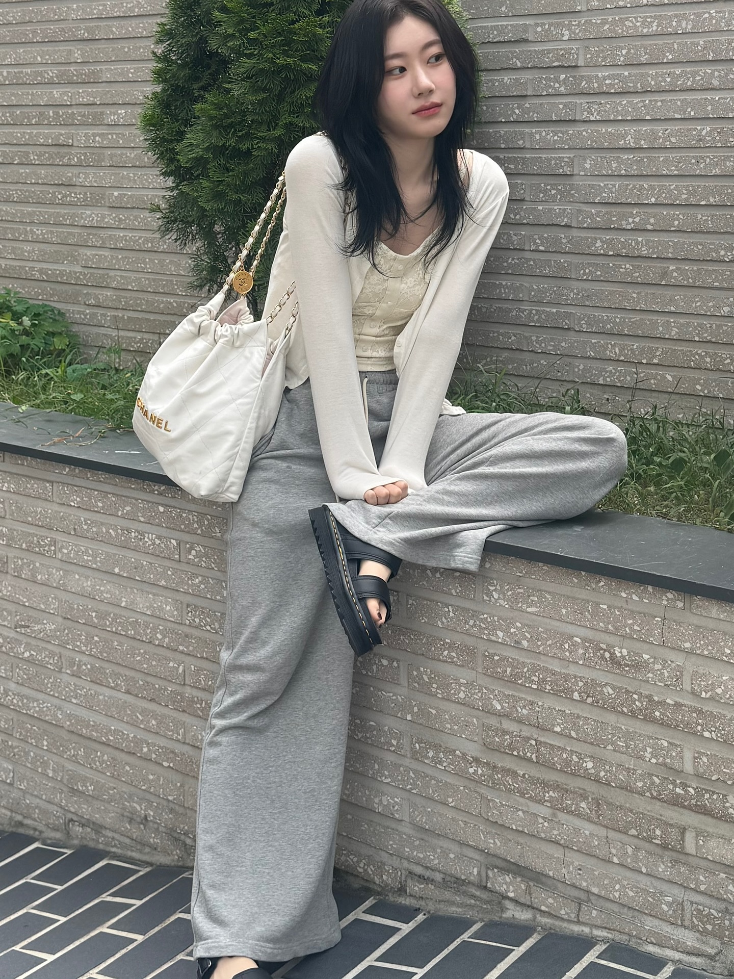 작년 여름 뭐 신고 다녔지…?🤔 기억 안 나도 돼, 이번 여름은 소울메이트 샌들로 새 출발👡💖  여름 신발장을 채워 줄 셀럽픽 샌들 4가지를 모아봤어요.  1. 닥터마틴 마일즈 샌들, 10만 원대 채령이 선택한 샌들은 브랜드 특유의 투박한 실루엣에 더블 스트랩 디테일이 더해져  클래식하면서 시원한 느낌을 만듭니다. 가디건과 조거 팬츠를 매치해 편안함과 스타일 모두 챙긴 꾸안꾸룩을 완성했습니다.  2. 슈콤마보니 하트 캐주얼 샌들, 30만 원대 김나영이 착용한 샌들은 3cm 높이의 EVA 굽으로 가볍고, 하트 버클이 심플한 디자인 속 러블리한 포인트를 더해줍니다. 미니멀한 디자인 덕분에 화려한 패턴의 원피스부터 기본 팬츠까지 어떤 스타일에도 어울려 활용도 높은 아이템입니다.  3. 미우미우  김나지움 테크니컬 발레리나, 120만 원대 차정원이 선택한 신발은 애슬레저 무드와 발레 코어 트렌드를 동시에 녹여낸 아이템입니다. 기능성 소재에 밴딩 디테일을 더해 유니크하면서 안정적인 착화감을 선사하죠. 스포티하면서도 발랄한 룩에 감각적인 포인트 주기에 좋은 신발입니다.  4. 레프트라이트 더블 샌들, 20만 원대 안소희가 착용한 샌들은 스트랩을 탈부착할 수 있어 샌들과 슬리퍼 두 가지 스타일로 연출 가능하며, 스펀지창 소재로 가볍고 편안한 아이템입니다. 청량한 컬러의 셔츠와 쇼츠를 매치해 캐주얼하면서 세련된 느낌을 줍니다. 이미지