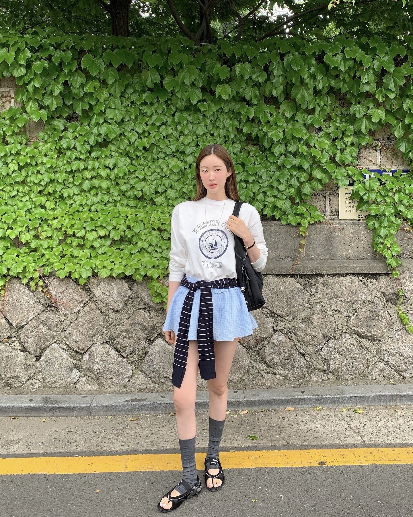 작년 여름 뭐 신고 다녔지…?🤔
기억 안 나도 돼, 이번 여름은 소울메이트 샌들로 새 출발👡💖

여름 신발장을 채워 줄 셀럽픽 샌들 4가지를 모아봤어요.

1. 닥터마틴 마일즈 샌들, 10만 원대
채령이 선택한 샌들은 브랜드 특유의 투박한 실루엣에 더블 스트랩 디테일이 더해져  클래식하면서 시원한 느낌을 만듭니다.
가디건과 조거 팬츠를 매치해 편안함과 스타일 모두 챙긴 꾸안꾸룩을 완성했습니다.

2. 슈콤마보니 하트 캐주얼 샌들, 30만 원대
김나영이 착용한 샌들은 3cm 높이의 EVA 굽으로 가볍고, 하트 버클이 심플한 디자인 속 러블리한 포인트를 더해줍니다. 미니멀한 디자인 덕분에 화려한 패턴의 원피스부터 기본 팬츠까지 어떤 스타일에도 어울려 활용도 높은 아이템입니다.

3. 미우미우  김나지움 테크니컬 발레리나, 120만 원대
차정원이 선택한 신발은 애슬레저 무드와 발레 코어 트렌드를 동시에 녹여낸 아이템입니다. 기능성 소재에 밴딩 디테일을 더해 유니크하면서 안정적인 착화감을 선사하죠. 스포티하면서도 발랄한 룩에 감각적인 포인트 주기에 좋은 신발입니다.

4. 레프트라이트 더블 샌들, 20만 원대
안소희가 착용한 샌들은 스트랩을 탈부착할 수 있어 샌들과 슬리퍼 두 가지 스타일로 연출 가능하며, 스펀지창 소재로 가볍고 편안한 아이템입니다. 청량한 컬러의 셔츠와 쇼츠를 매치해 캐주얼하면서 세련된 느낌을 줍니다. 이미지5