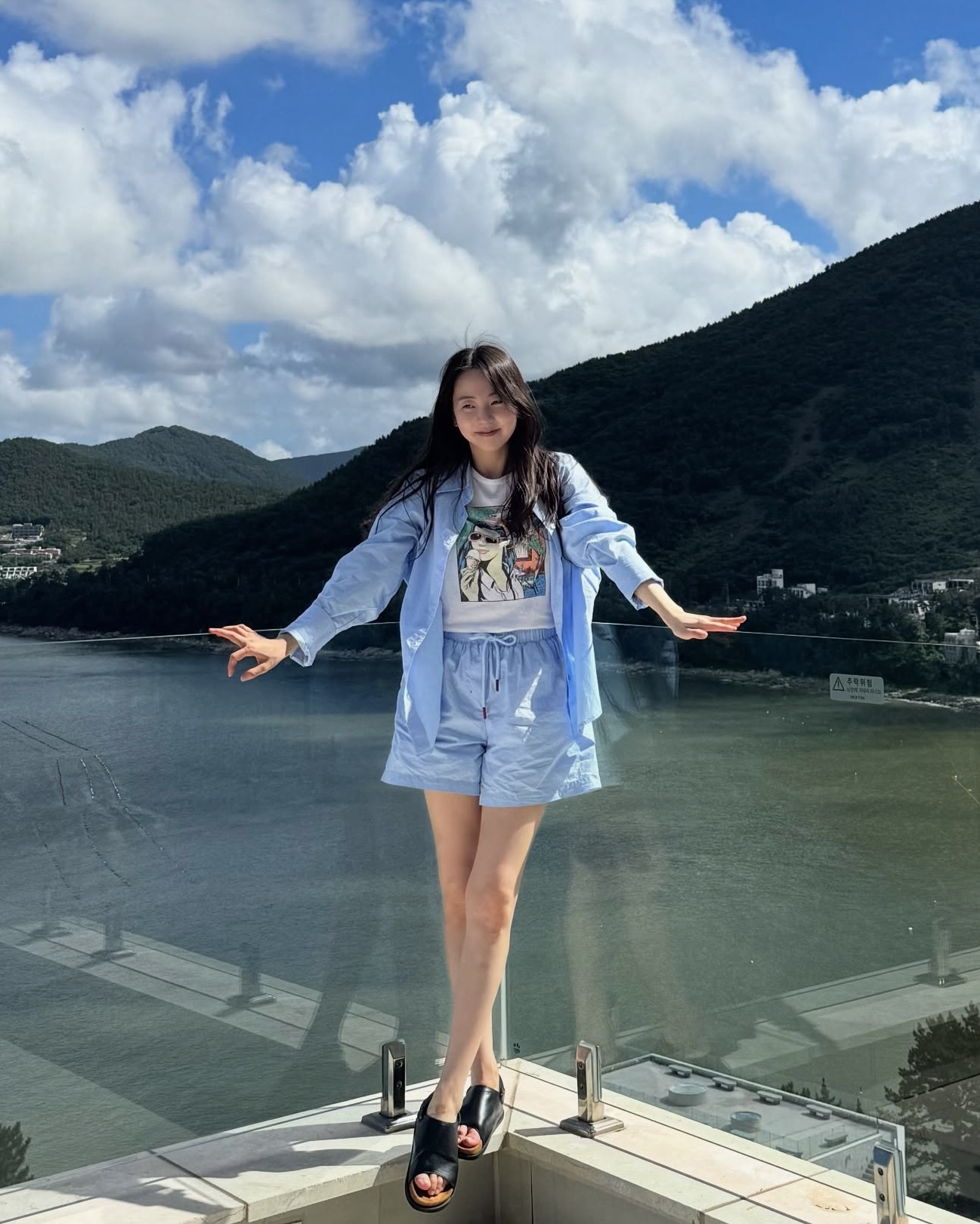 작년 여름 뭐 신고 다녔지…?🤔
기억 안 나도 돼, 이번 여름은 소울메이트 샌들로 새 출발👡💖

여름 신발장을 채워 줄 셀럽픽 샌들 4가지를 모아봤어요.

1. 닥터마틴 마일즈 샌들, 10만 원대
채령이 선택한 샌들은 브랜드 특유의 투박한 실루엣에 더블 스트랩 디테일이 더해져  클래식하면서 시원한 느낌을 만듭니다.
가디건과 조거 팬츠를 매치해 편안함과 스타일 모두 챙긴 꾸안꾸룩을 완성했습니다.

2. 슈콤마보니 하트 캐주얼 샌들, 30만 원대
김나영이 착용한 샌들은 3cm 높이의 EVA 굽으로 가볍고, 하트 버클이 심플한 디자인 속 러블리한 포인트를 더해줍니다. 미니멀한 디자인 덕분에 화려한 패턴의 원피스부터 기본 팬츠까지 어떤 스타일에도 어울려 활용도 높은 아이템입니다.

3. 미우미우  김나지움 테크니컬 발레리나, 120만 원대
차정원이 선택한 신발은 애슬레저 무드와 발레 코어 트렌드를 동시에 녹여낸 아이템입니다. 기능성 소재에 밴딩 디테일을 더해 유니크하면서 안정적인 착화감을 선사하죠. 스포티하면서도 발랄한 룩에 감각적인 포인트 주기에 좋은 신발입니다.

4. 레프트라이트 더블 샌들, 20만 원대
안소희가 착용한 샌들은 스트랩을 탈부착할 수 있어 샌들과 슬리퍼 두 가지 스타일로 연출 가능하며, 스펀지창 소재로 가볍고 편안한 아이템입니다. 청량한 컬러의 셔츠와 쇼츠를 매치해 캐주얼하면서 세련된 느낌을 줍니다. 이미지7