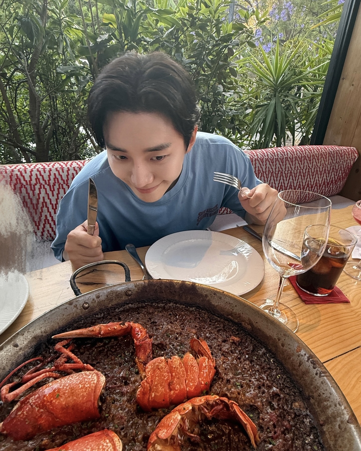 코디를 한 단계 업그레이드하는 법 평범한 일상에 특별함을 더해주는 이준호의 아이템 2가지 😎  배우 이준호의 사복 패션 속, 룩의 완성도를 높여주는 두 가지 아이템을 소개합니다.  1. 자라 워싱 프린트 티셔츠 자연스러운 워싱 디테일과 빈티지한 무드의 프린팅이 돋보이는 티셔츠입니다. 앞면과 뒷면에 더해진 감각적인 그래픽이 평범한 룩에 확실한 포인트가 되어, 힙하고 자유로운 스타일을 연출합니다.  2. 젠틀 몬스터 x 메종 마르지엘라 MM207 볼드한 스퀘어 프레임이 얼굴 윤곽에 선명한 입체감을 제공하는 선글라스입니다. 템플에 위치한 메종 마르지엘라의 스티치 디테일은 강렬한 디자인과 함께 도시적인 세련미를 극대화합니다. 이미지