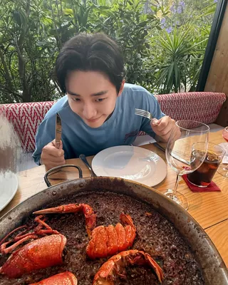 코디를 한 단계 업그레이드하는 법
평범한 일상에 특별함을 더해주는 이준호의 아이템 2가지 😎
배우 이준호의 사복 패션 속, 룩의 완성도를 높여주는 두 가지 아이템을 소개합니다.
1. 자라 워싱 프린트 티셔츠
자연스러운 워싱 디테일과 빈티지한 무드의 프린팅이 돋보이는 티셔츠입니다. 앞면과 뒷면에 더해진 감각적인 그래픽이 평범한 룩에 확실한 포인트가 되어, 힙하고 자유로운 스타일을 연출합니다.
2. 젠틀 몬스터 x 메종 마르지엘라 MM207
볼드한 스퀘어 프레임이 얼굴 윤곽에 선명한 입체감을 제공하는 선글라스입니다. 템플에 위치한 메종 마르지엘라의 스티치 디테일은 강렬한 디자인과 함께 도시적인 세련미를 극대화합니다. 이미지