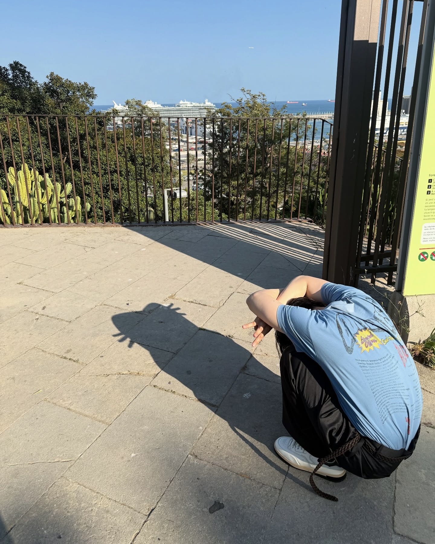 코디를 한 단계 업그레이드하는 법
평범한 일상에 특별함을 더해주는 이준호의 아이템 2가지 😎
배우 이준호의 사복 패션 속, 룩의 완성도를 높여주는 두 가지 아이템을 소개합니다.
1. 자라 워싱 프린트 티셔츠
자연스러운 워싱 디테일과 빈티지한 무드의 프린팅이 돋보이는 티셔츠입니다. 앞면과 뒷면에 더해진 감각적인 그래픽이 평범한 룩에 확실한 포인트가 되어, 힙하고 자유로운 스타일을 연출합니다.
2. 젠틀 몬스터 x 메종 마르지엘라 MM207
볼드한 스퀘어 프레임이 얼굴 윤곽에 선명한 입체감을 제공하는 선글라스입니다. 템플에 위치한 메종 마르지엘라의 스티치 디테일은 강렬한 디자인과 함께 도시적인 세련미를 극대화합니다. 이미지2