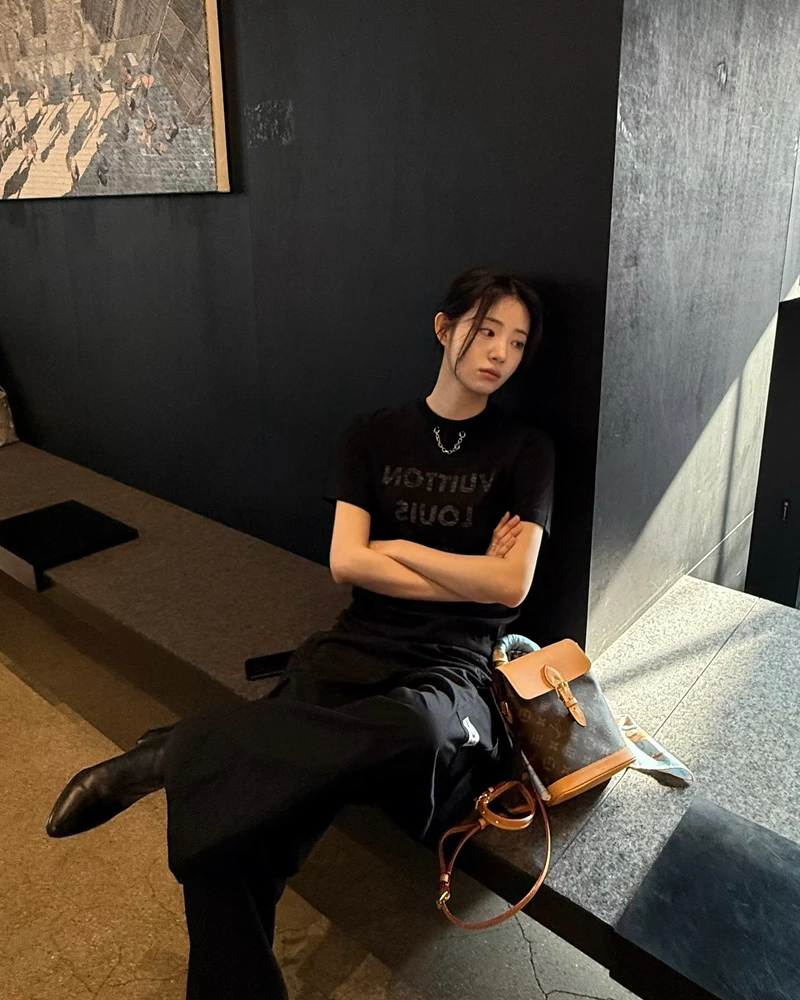 학생만 백팩 쓴다고 누가 그래요?🙂↔️
어른들도 백팩 못잃어🤦🏻♀️🎒실용美 가득한 백팩 찾는 분 모이세요
가성비부터 럭셔리까지, 데일리 백팩 찾고 있다면 참고해 보세요.
1. 몽벨 버사라이트 팩 20L, 9만 원대
차정원이 선택한 백팩은 초경량 소재로 가볍고, 가슴 스트랩과 탈착형 허리벨트로 무게 분산과 흔들림을 방지해 줍니다. 상단 뚜껑은 수납 봉투로 활용 가능하며, 아웃도어 활동은 물론 일상 속 데일리룩에도 잘 어울리는 실용적인 아이템입니다.
2. 미닛뮤트 바스크 백팩 11L, 14만 원대
장희령이 든 백팩은 생활 방수가 가능한 내구성 높은 소재에, 은은한 도비 패턴이 더해진 감각적인 아이템입니다. 스포티한 무드와 캐주얼한 감성이 조화를 이뤄 스포츠 활동부터 데일리룩까지 활용 가능한 아이템입니다.
3. 루이비통 소호 미니, 300만 원대
신시아가 착용한 가방은 견고한 모노그램 캔버스와 고급스러운 가죽 소재가 믹스된 디자인으로, 스트랩 길이 조절과 탈부착이 가능해 투웨이로 연출이 가능합니다. 올블랙 룩에 매치하면 시크하면서도 세련된 분위기를 만들어줍니다.
4. 라츠유 노스탤지어 츄비 백팩, 12만 원대
권은비가 착용한 미니 사이즈 백팩은 브랜드 심볼 금형 장식과 포켓 디테일과 은은한 광택의 폴리 원단과 볼드한 플라워 패턴이 포인트입니다. 화이트 레이스 블라우스와 리본 볼캡과 매치해 발랄하고 사랑스러운 무드를 연출했습니다. 이미지5